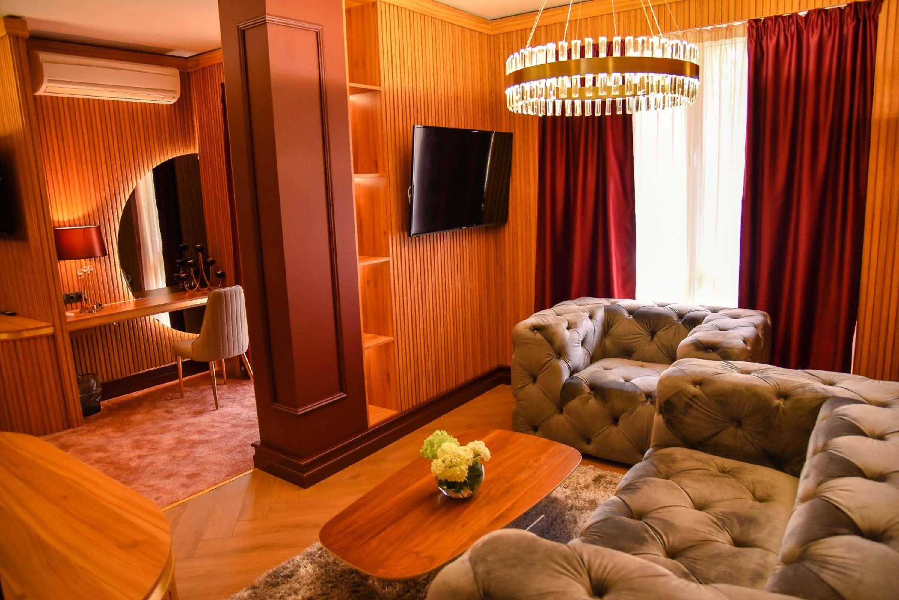 Communal lounge/ TV room in Park Hotel Plovdiv