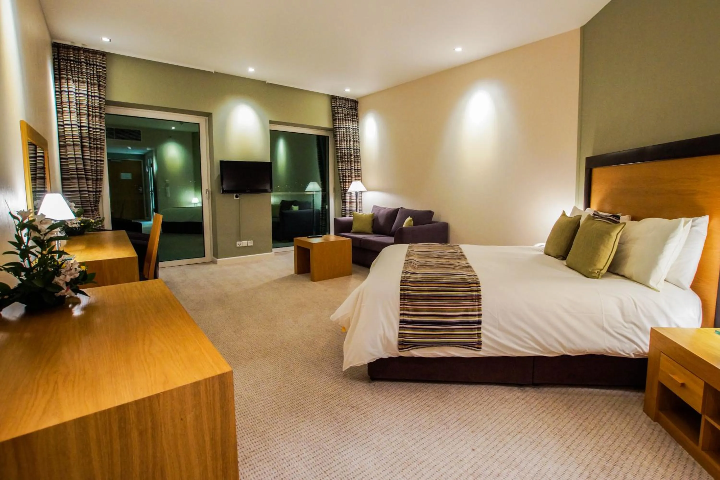 Balcony/Terrace, Bed in Hotel de France