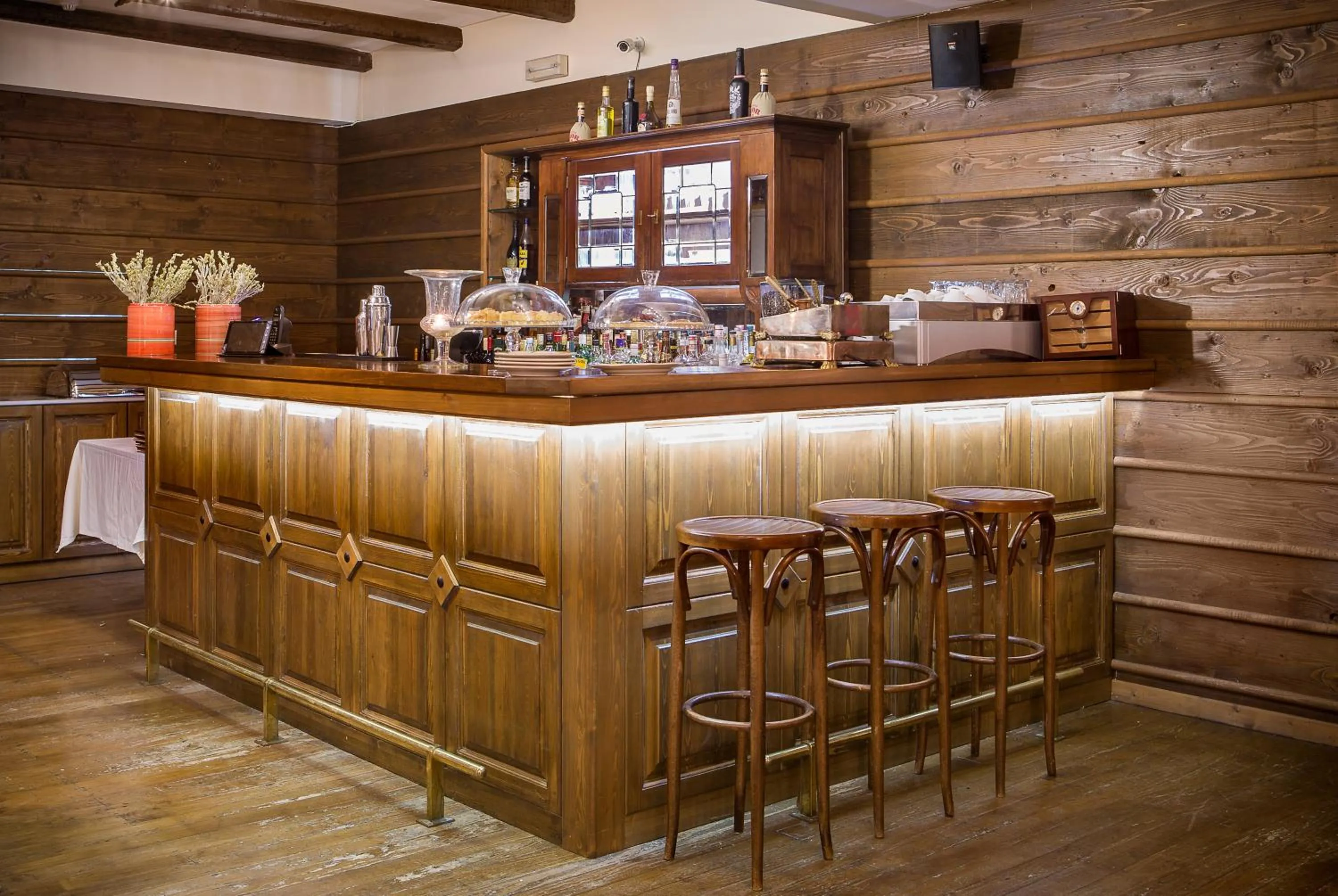 Lounge or bar in Country Club Hotel & Suites