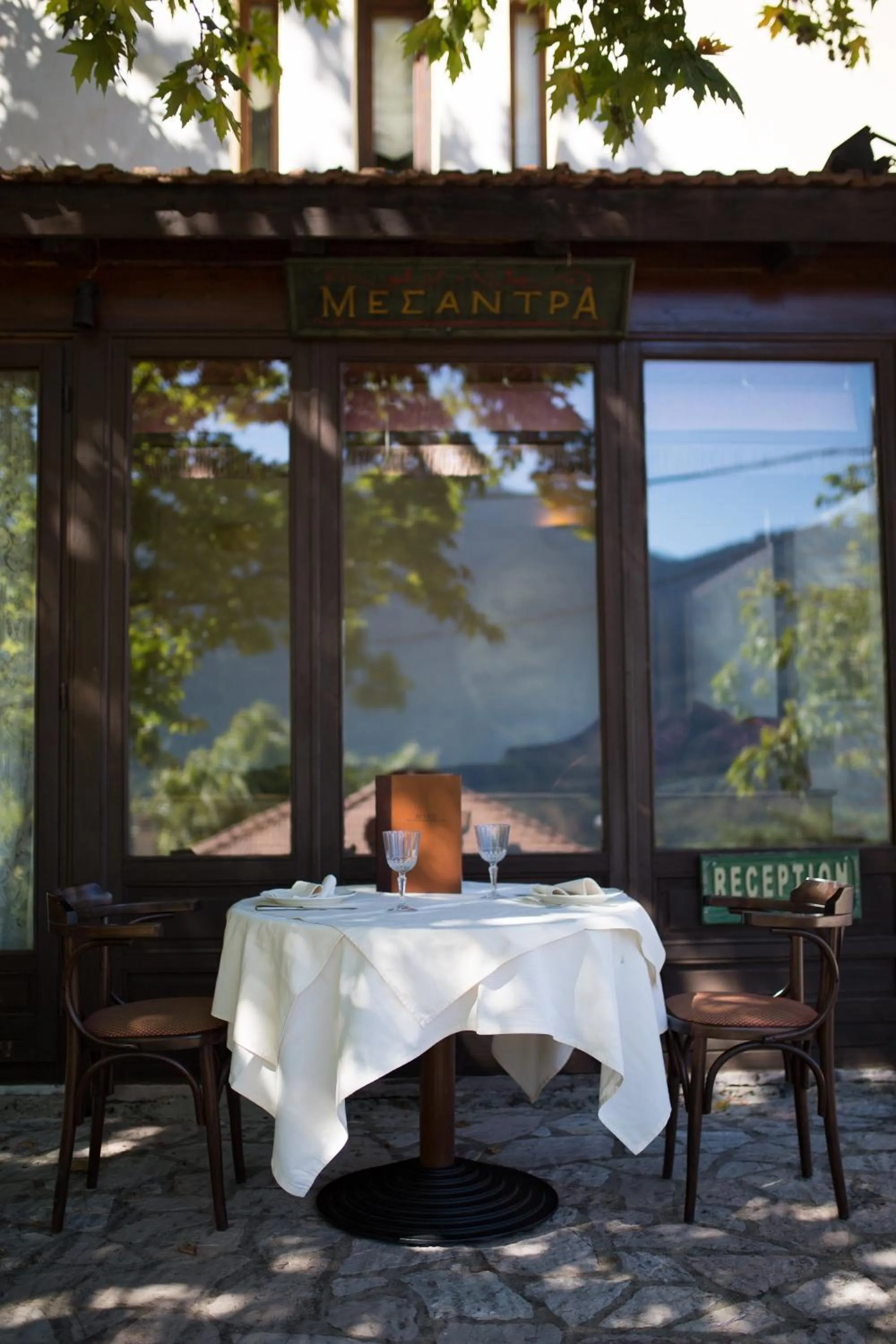 Restaurant/places to eat in Country Club Hotel & Suites