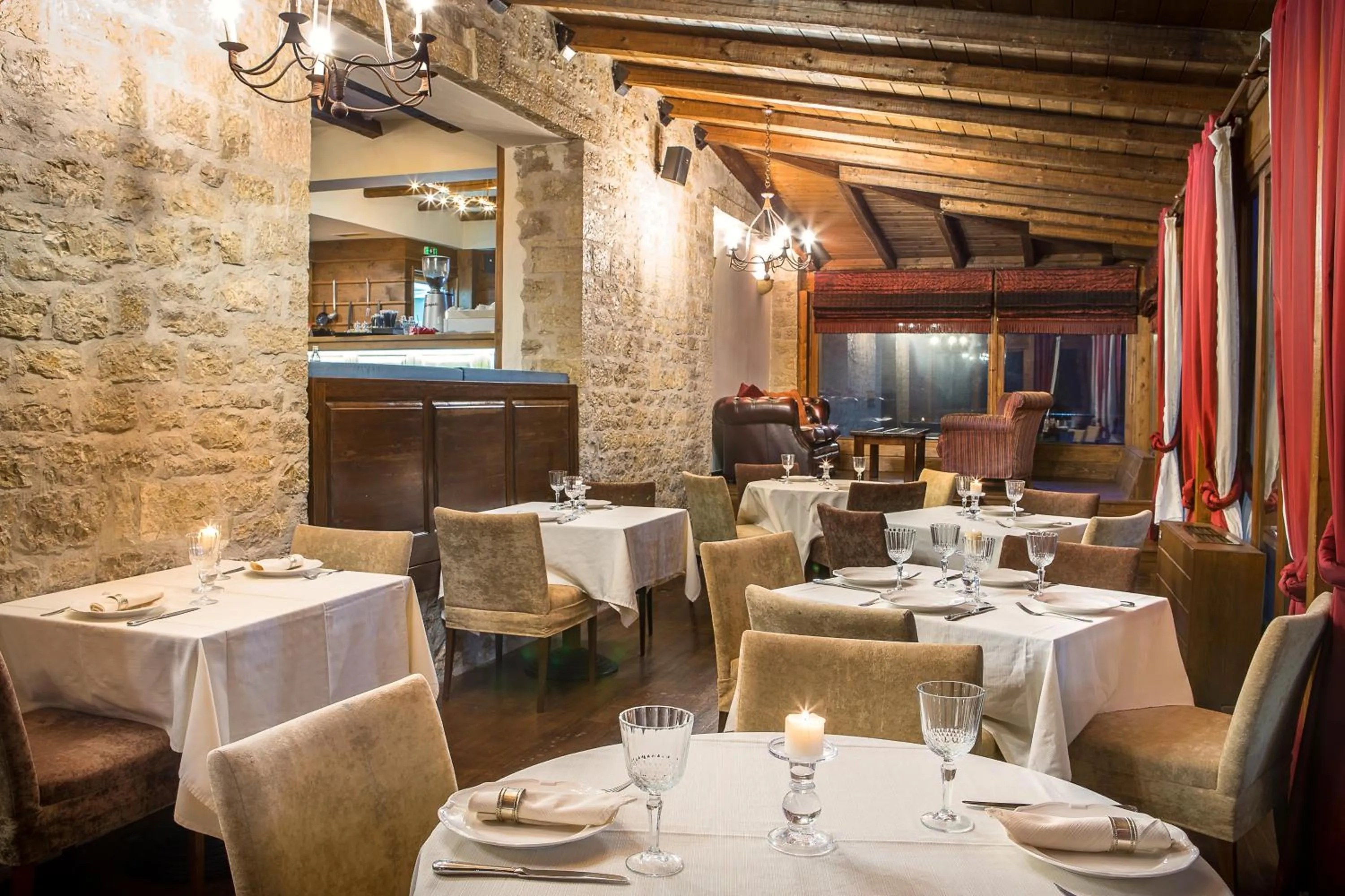 Restaurant/places to eat in Country Club Hotel & Suites