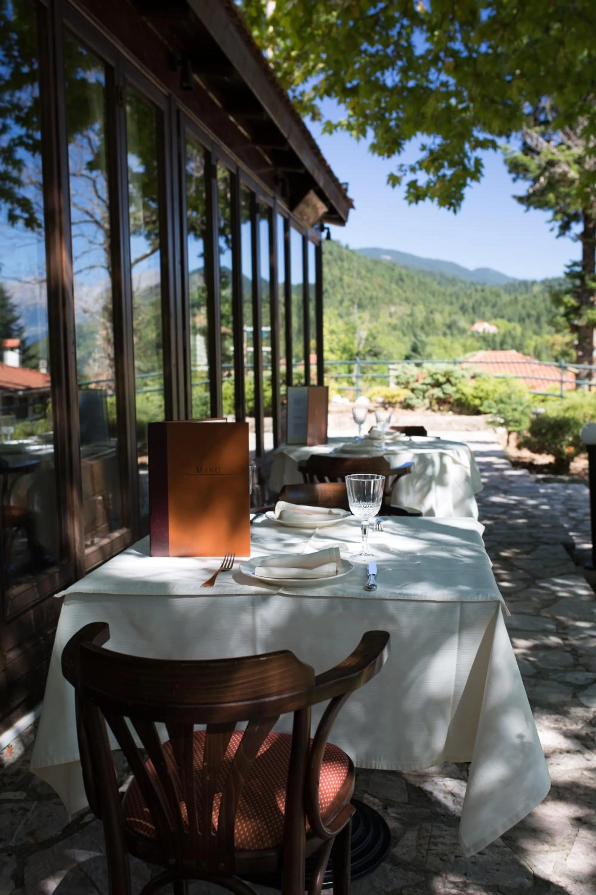 Restaurant/places to eat in Country Club Hotel & Suites