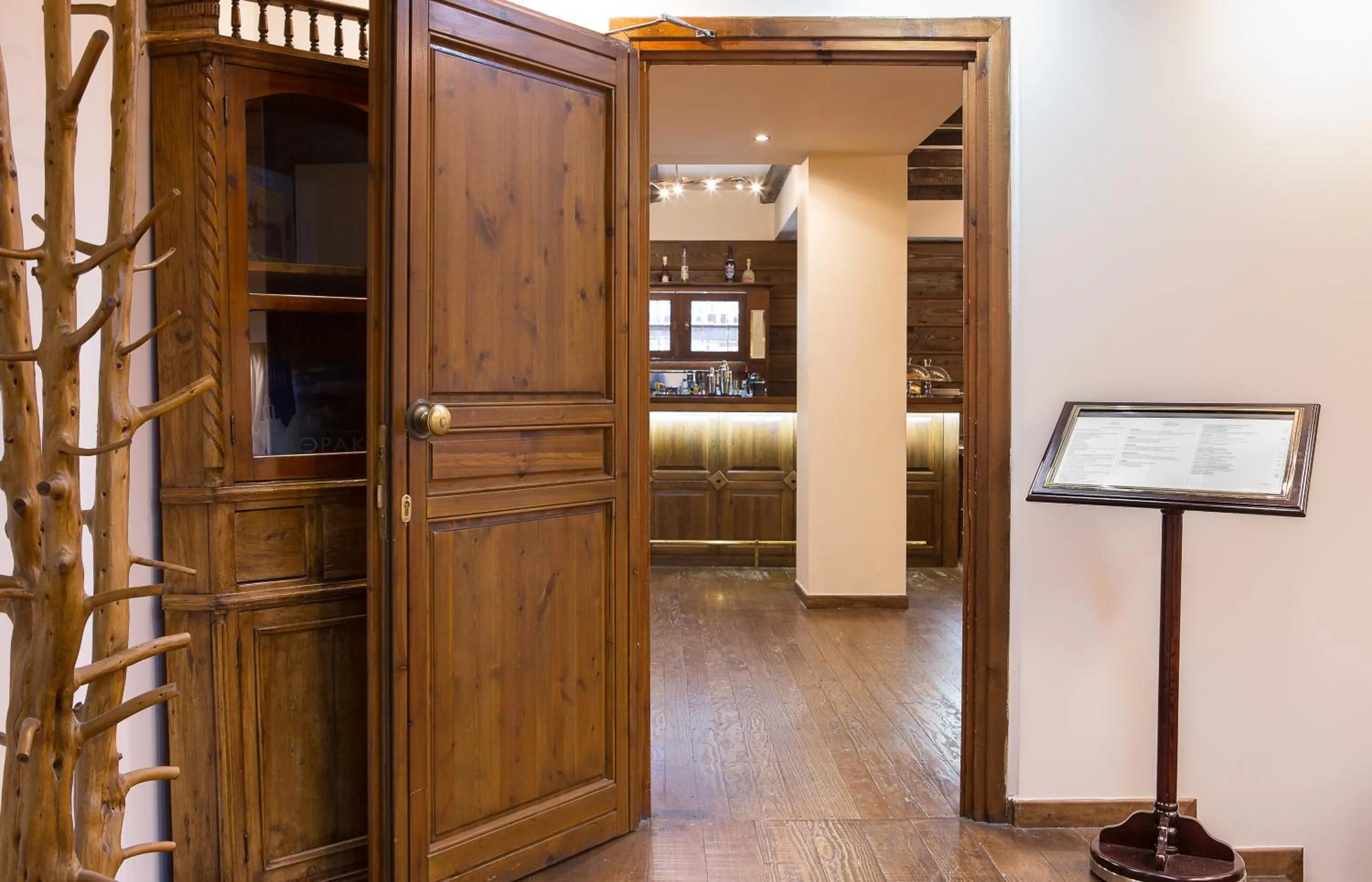 Restaurant/places to eat in Country Club Hotel & Suites