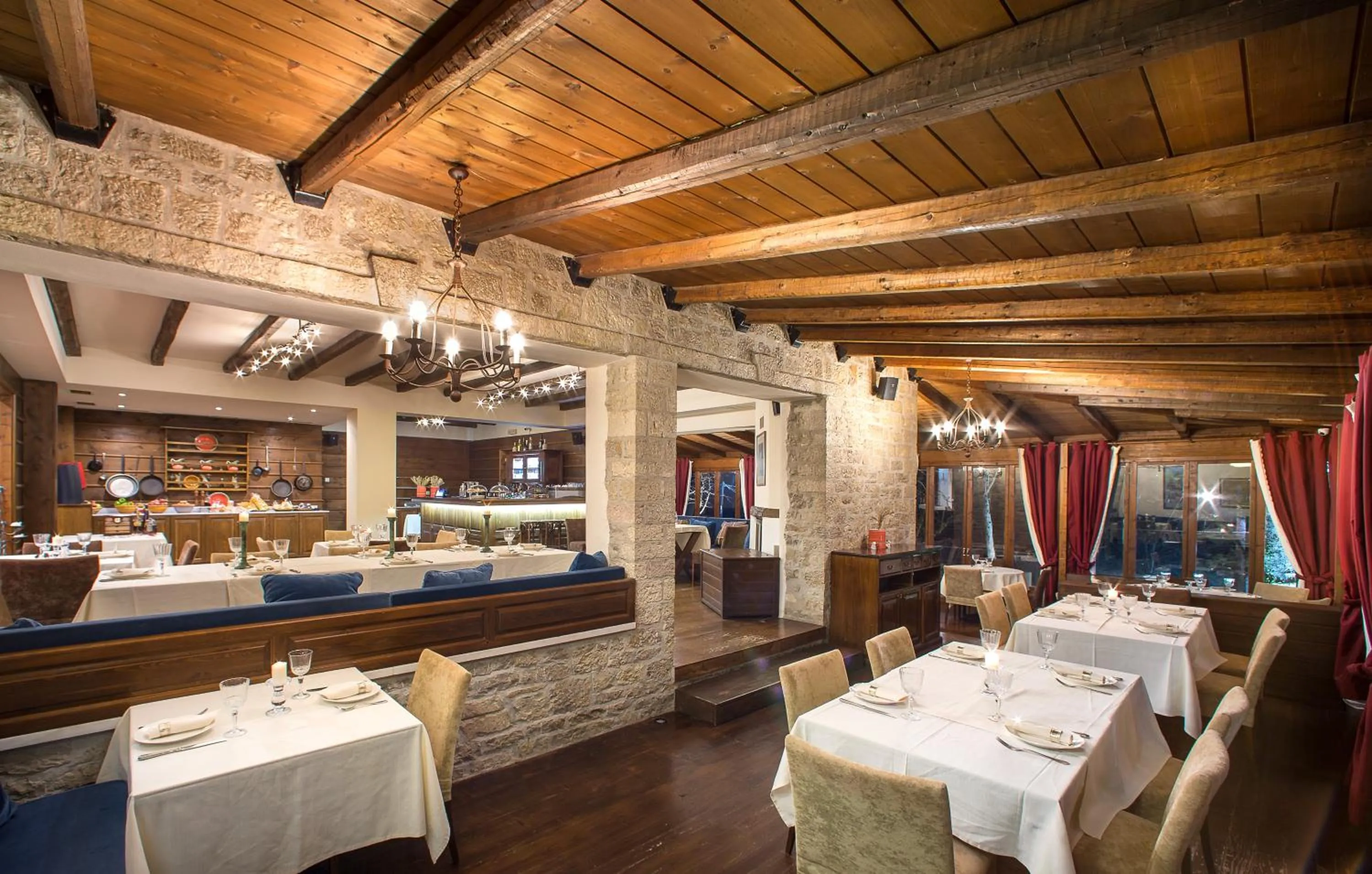 Restaurant/places to eat in Country Club Hotel & Suites