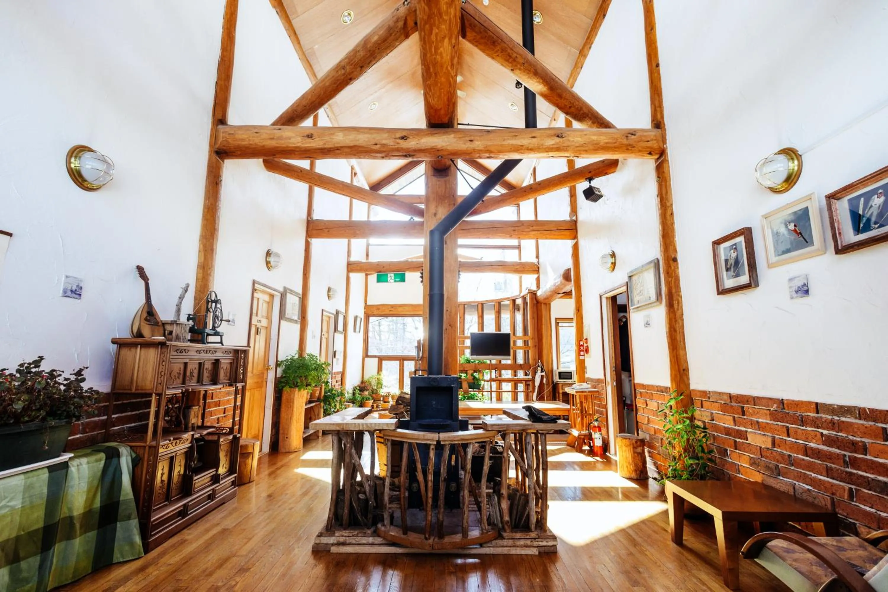 Communal lounge/ TV room in Hakuba Pension & Log Hotel Meteor