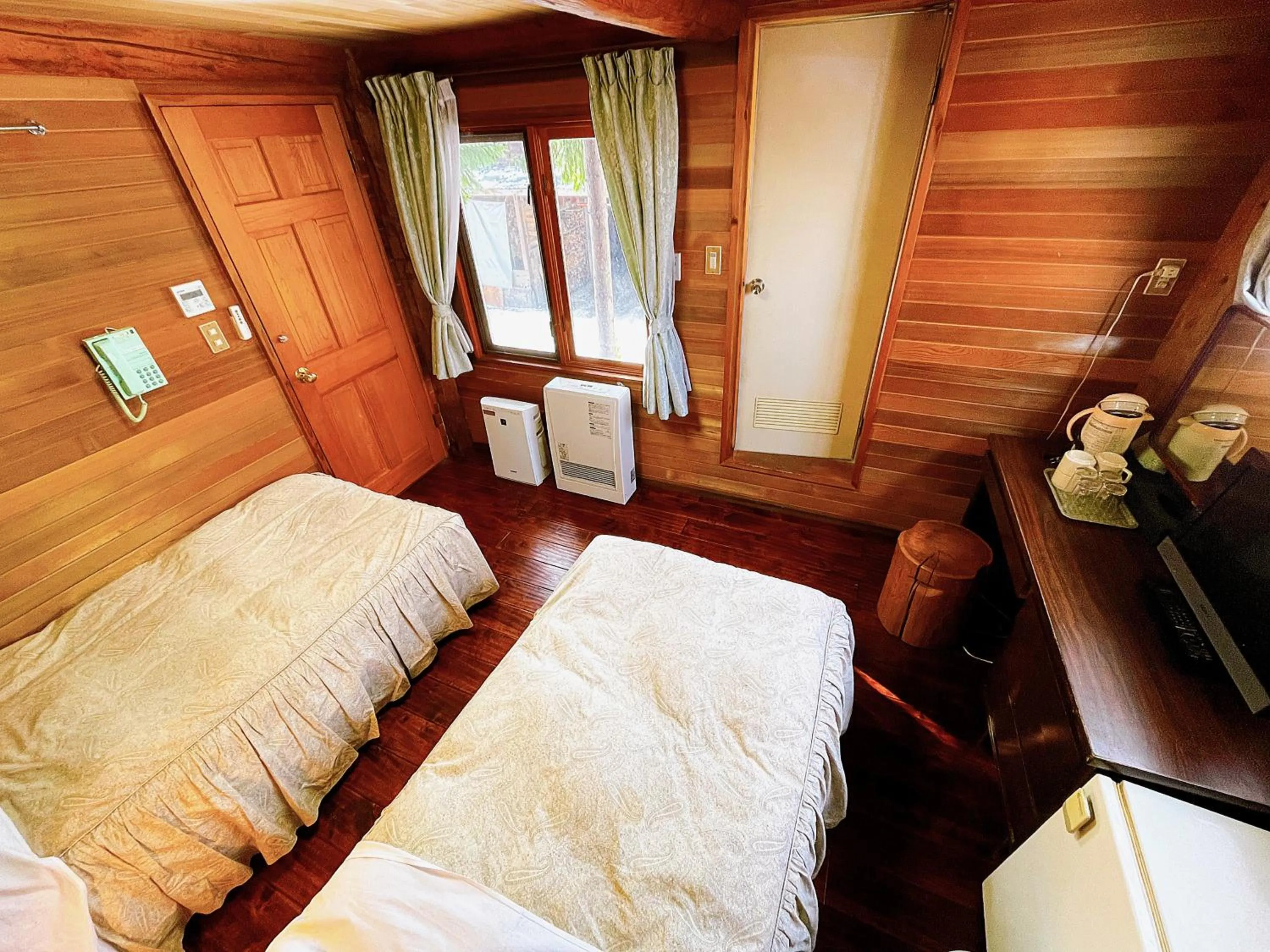 Photo of the whole room, Bed in Hakuba Pension & Log Hotel Meteor