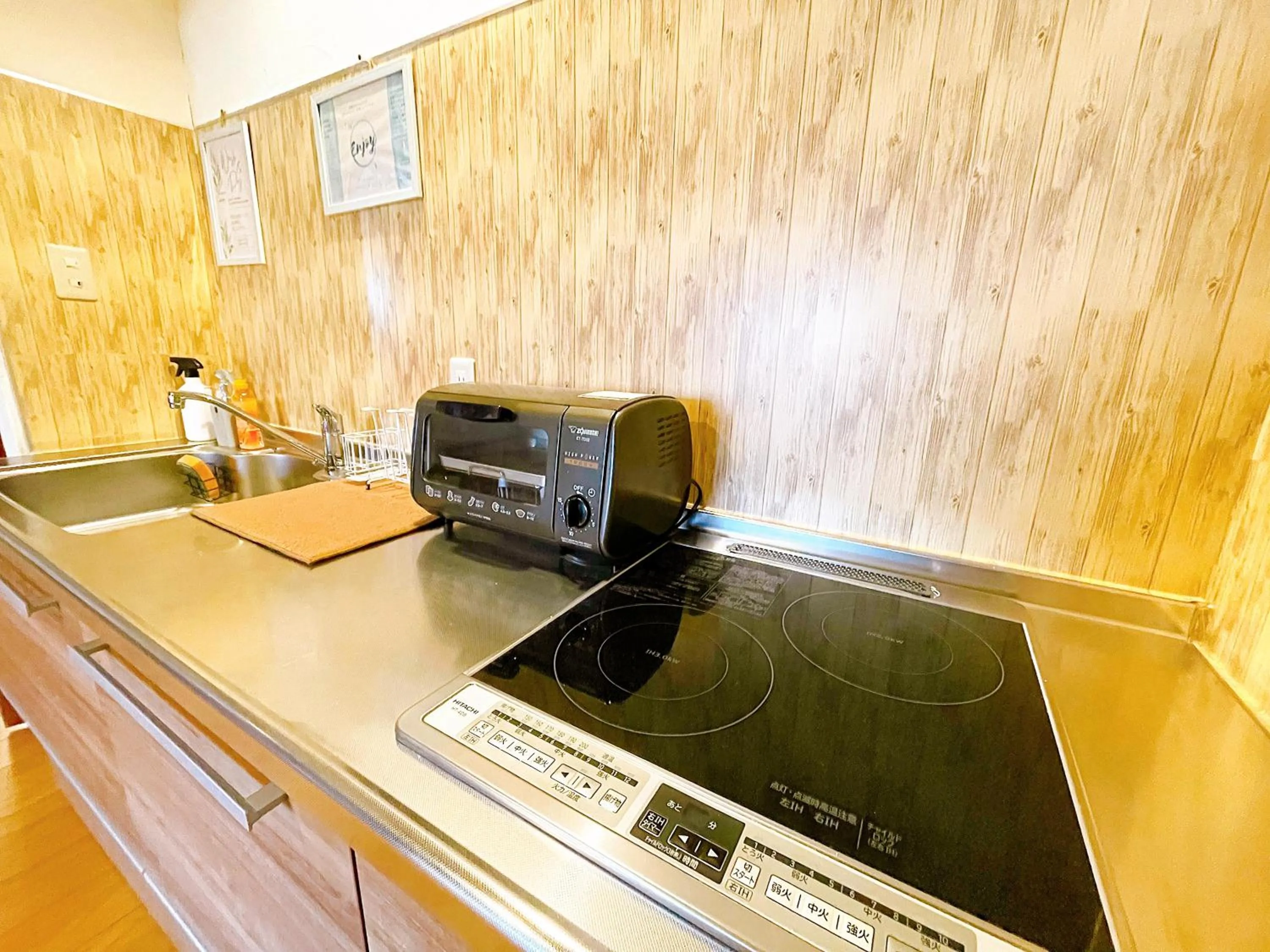 Communal kitchen in Hakuba Pension & Log Hotel Meteor