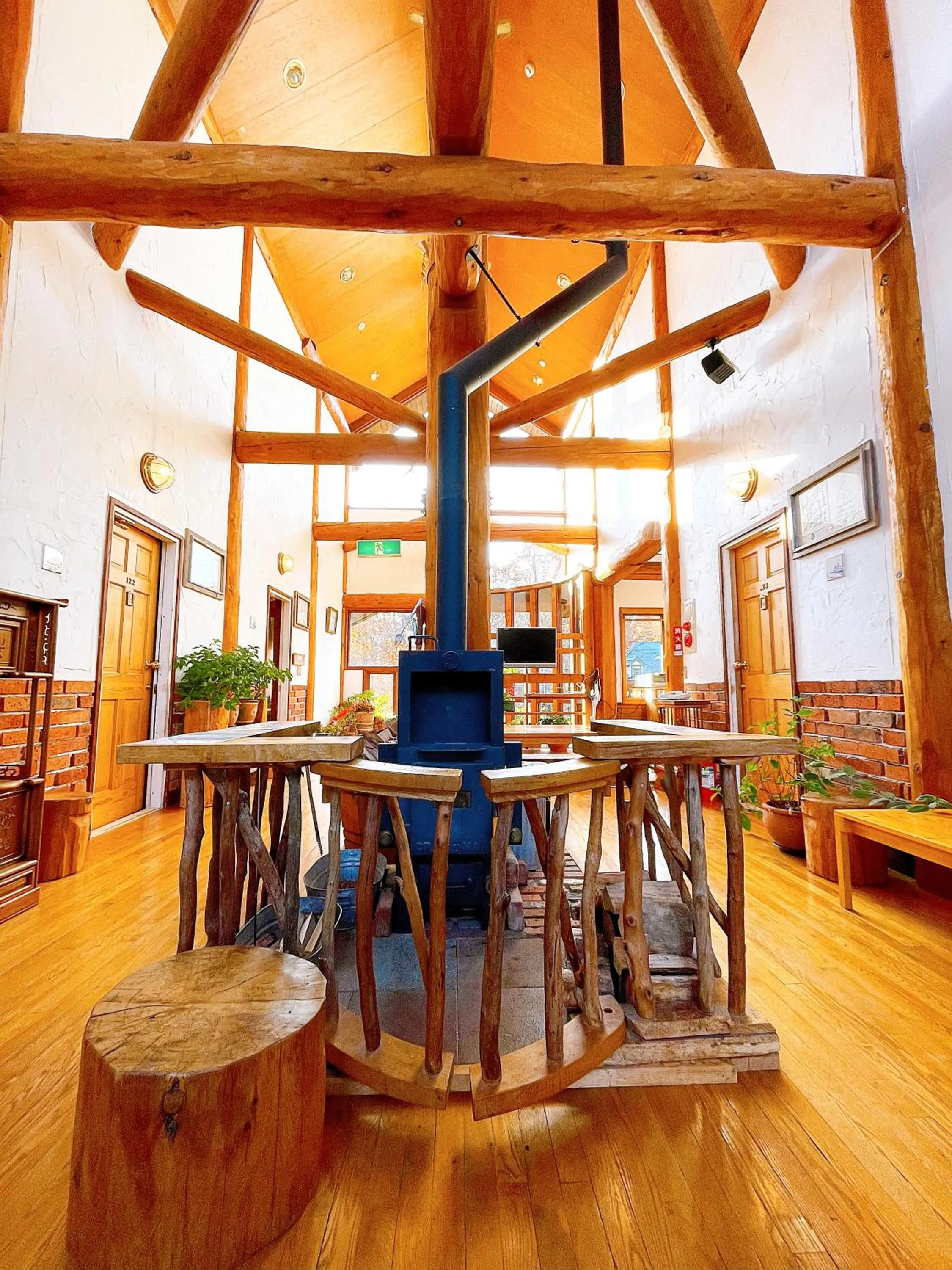 Communal lounge/ TV room in Hakuba Pension & Log Hotel Meteor