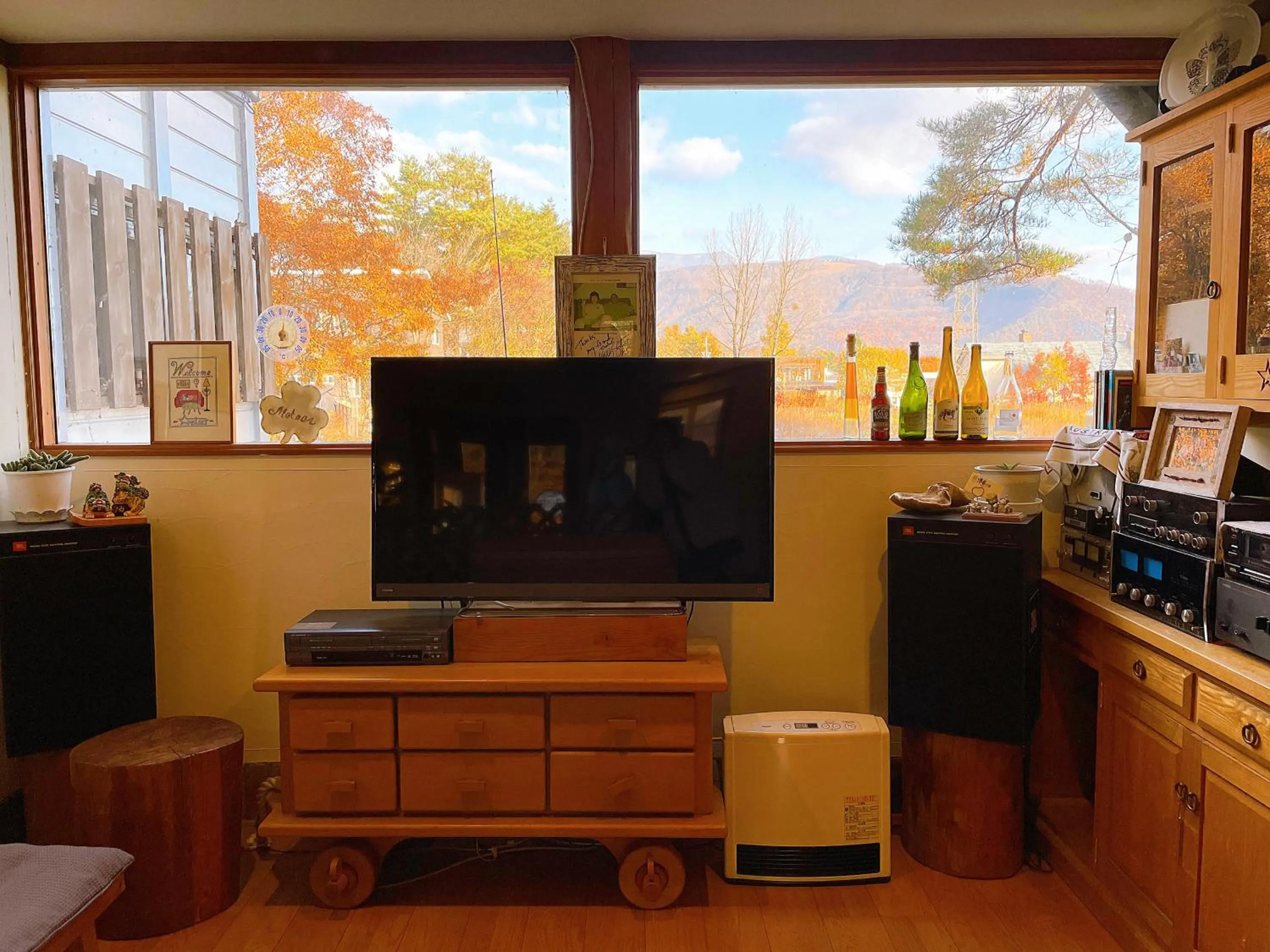 Communal lounge/ TV room in Hakuba Pension & Log Hotel Meteor