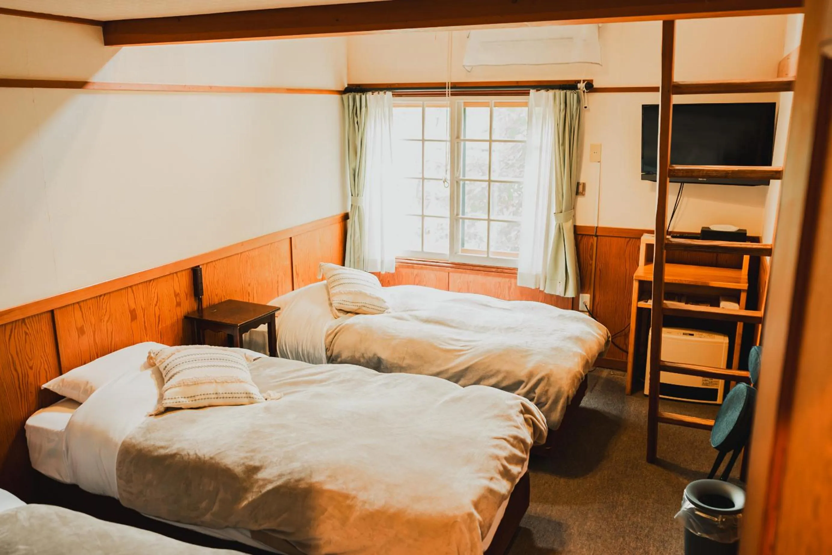 Photo of the whole room, Bed in Hakuba Pension & Log Hotel Meteor