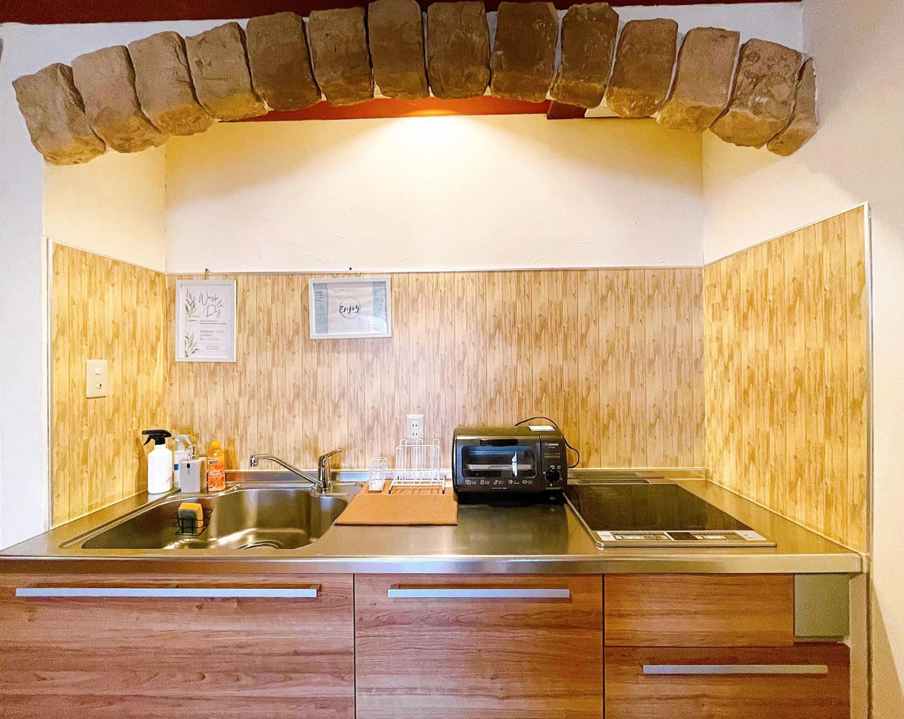 Communal kitchen in Hakuba Pension & Log Hotel Meteor