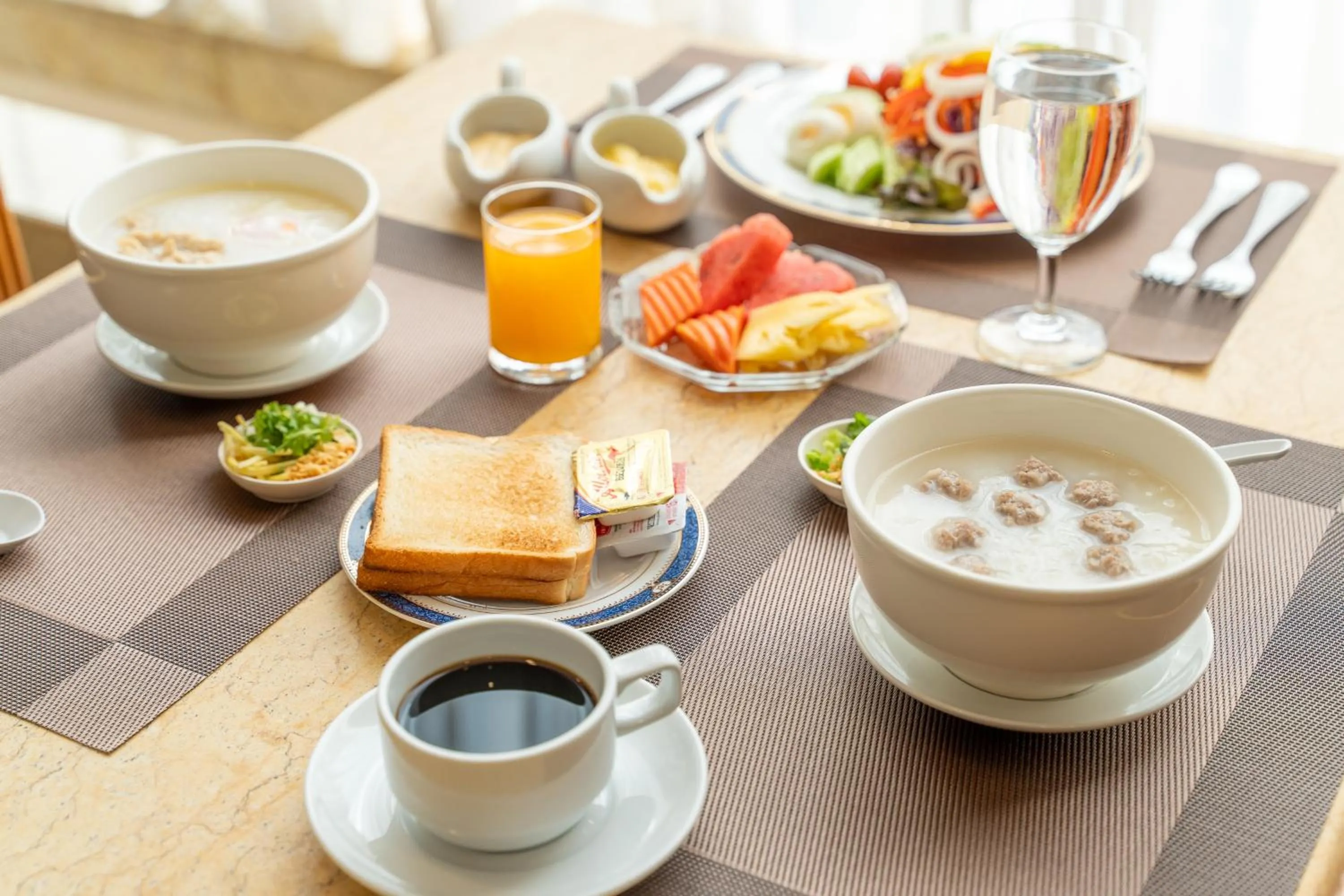 Food and drinks in Summit Pavilion Hotel