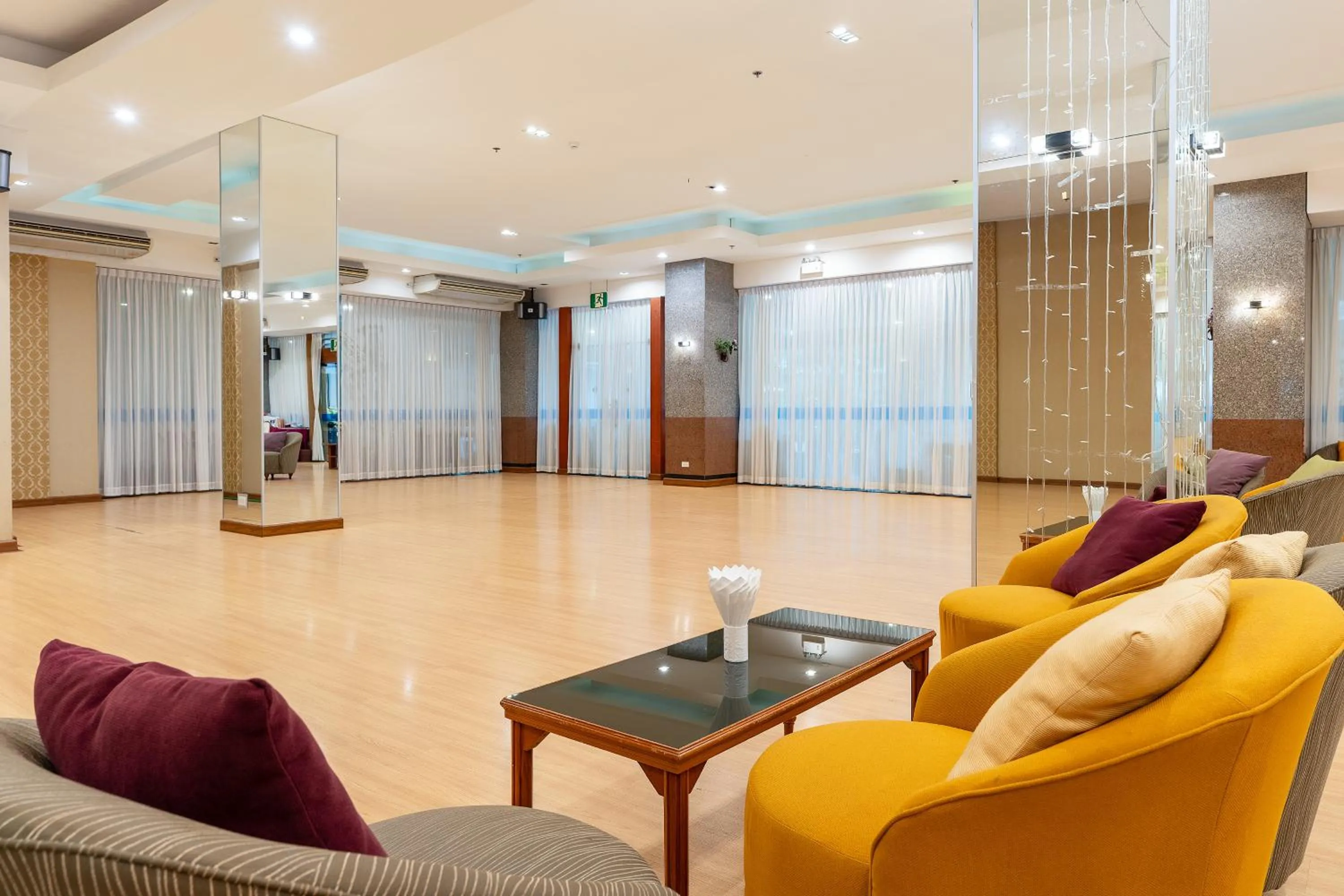 Meeting/conference room in Summit Pavilion Hotel