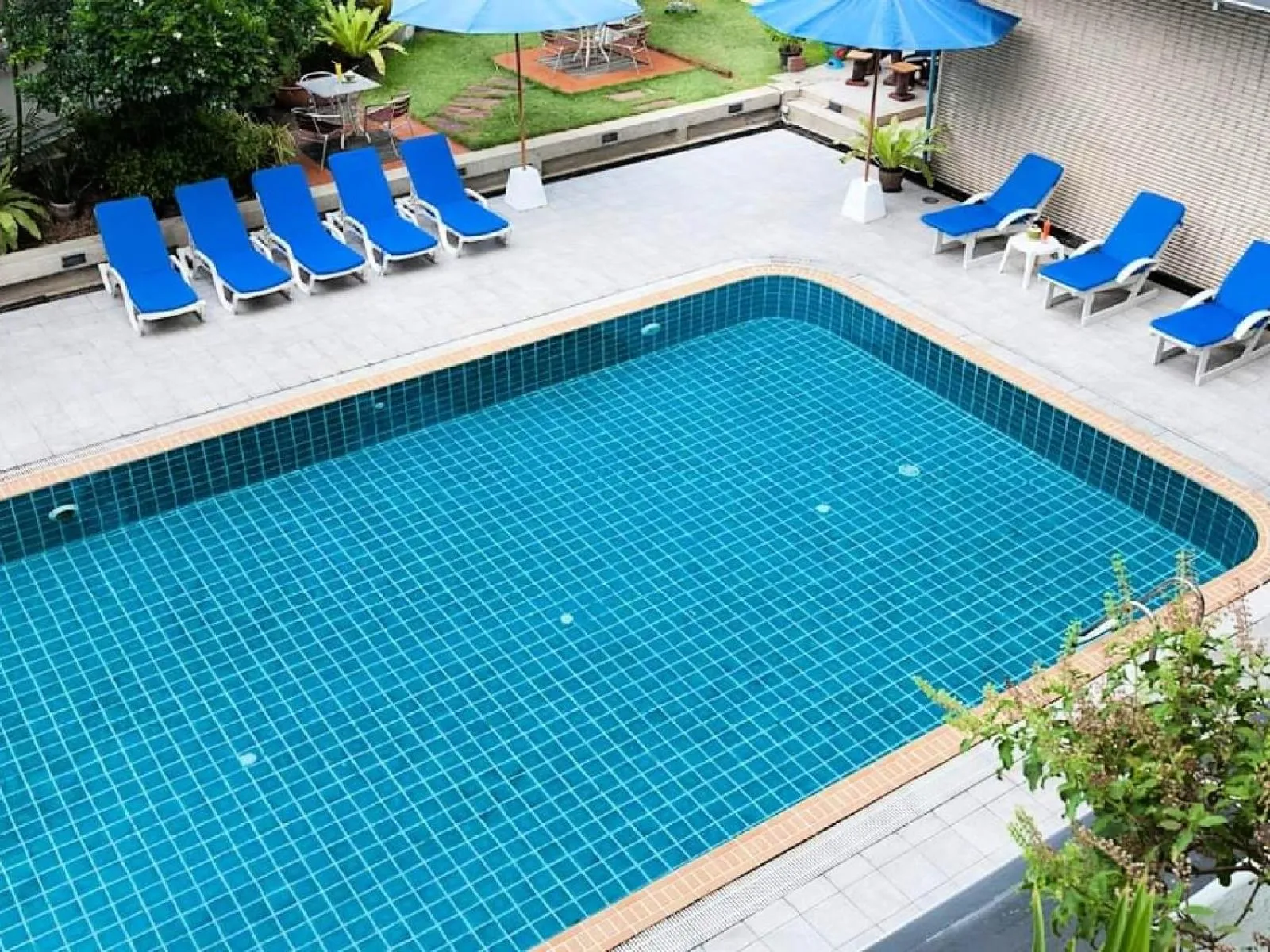 Pool view in Summit Pavilion Hotel