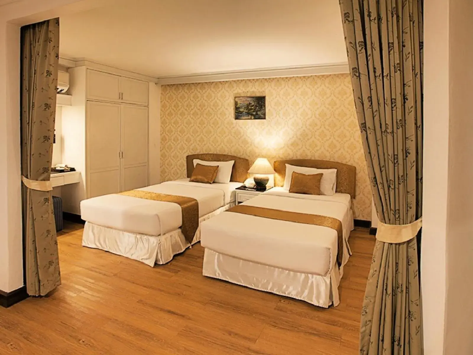 Bed in Summit Pavilion Hotel Bed in Summit Pavilion Hotel