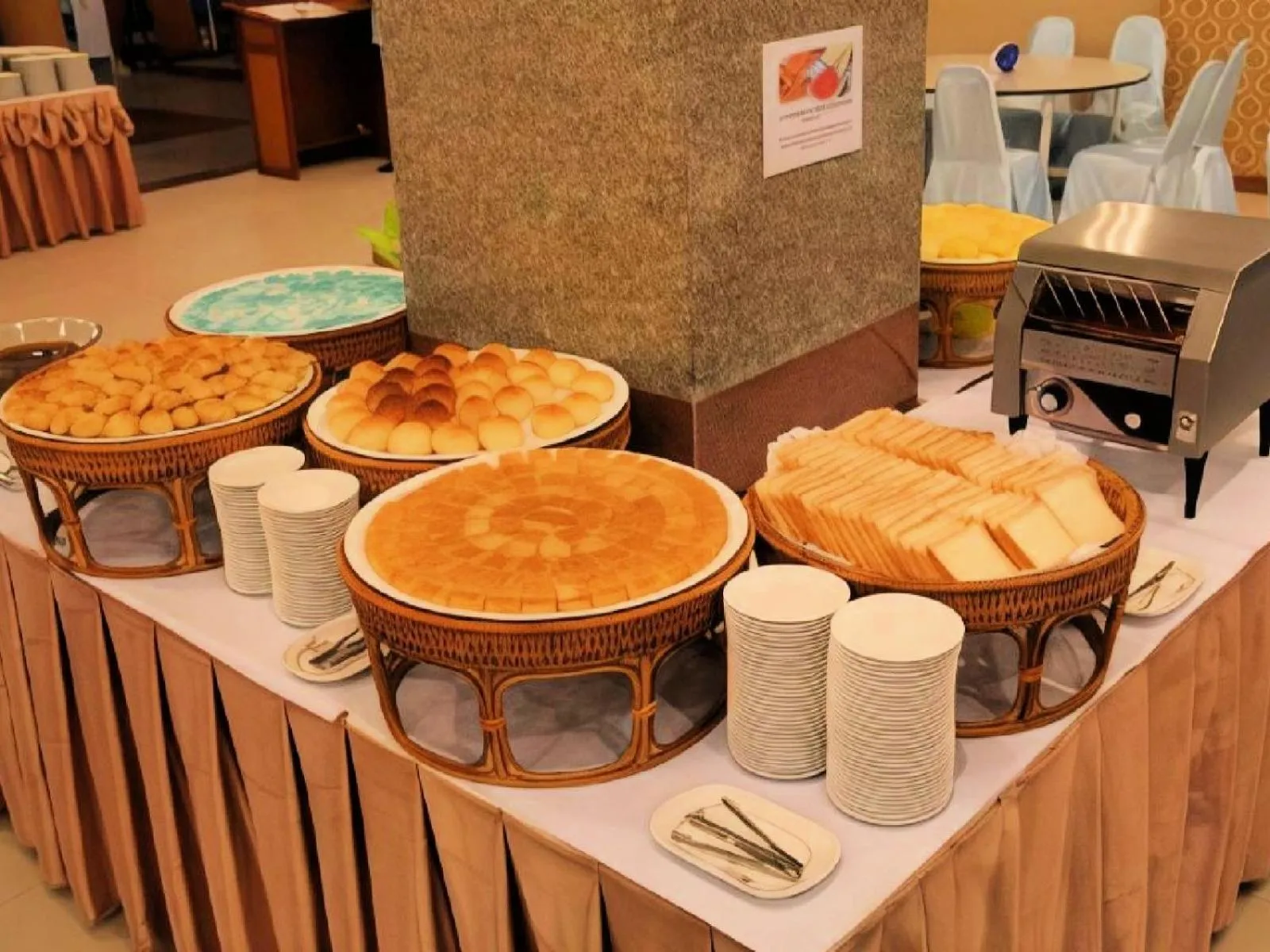 Restaurant/places to eat in Summit Pavilion Hotel