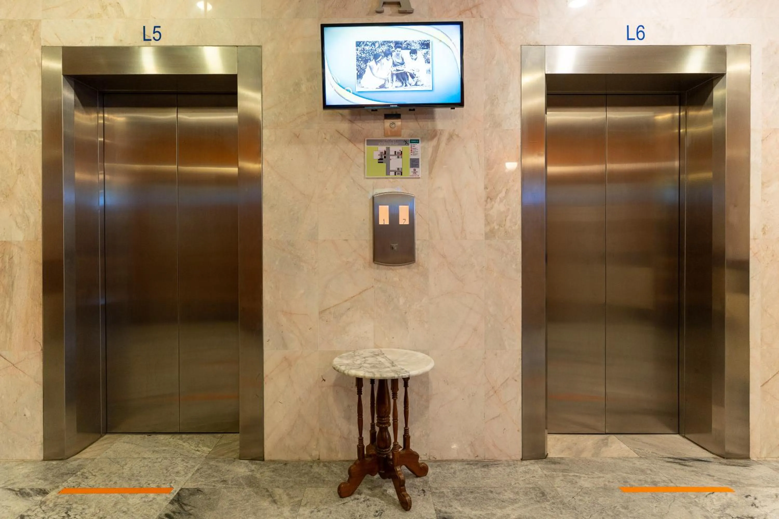elevator in Summit Pavilion Hotel