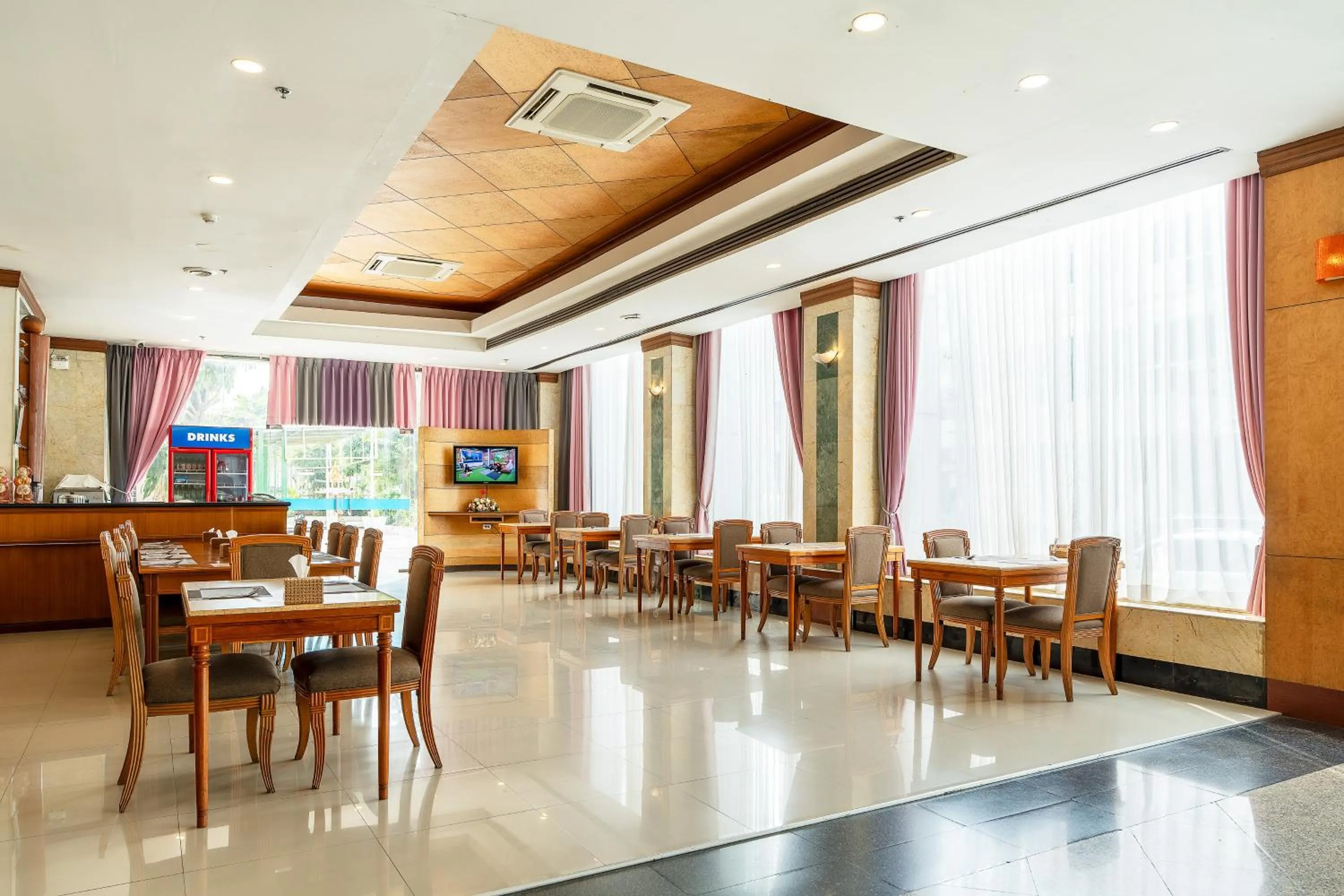 Restaurant/places to eat in Summit Pavilion Hotel