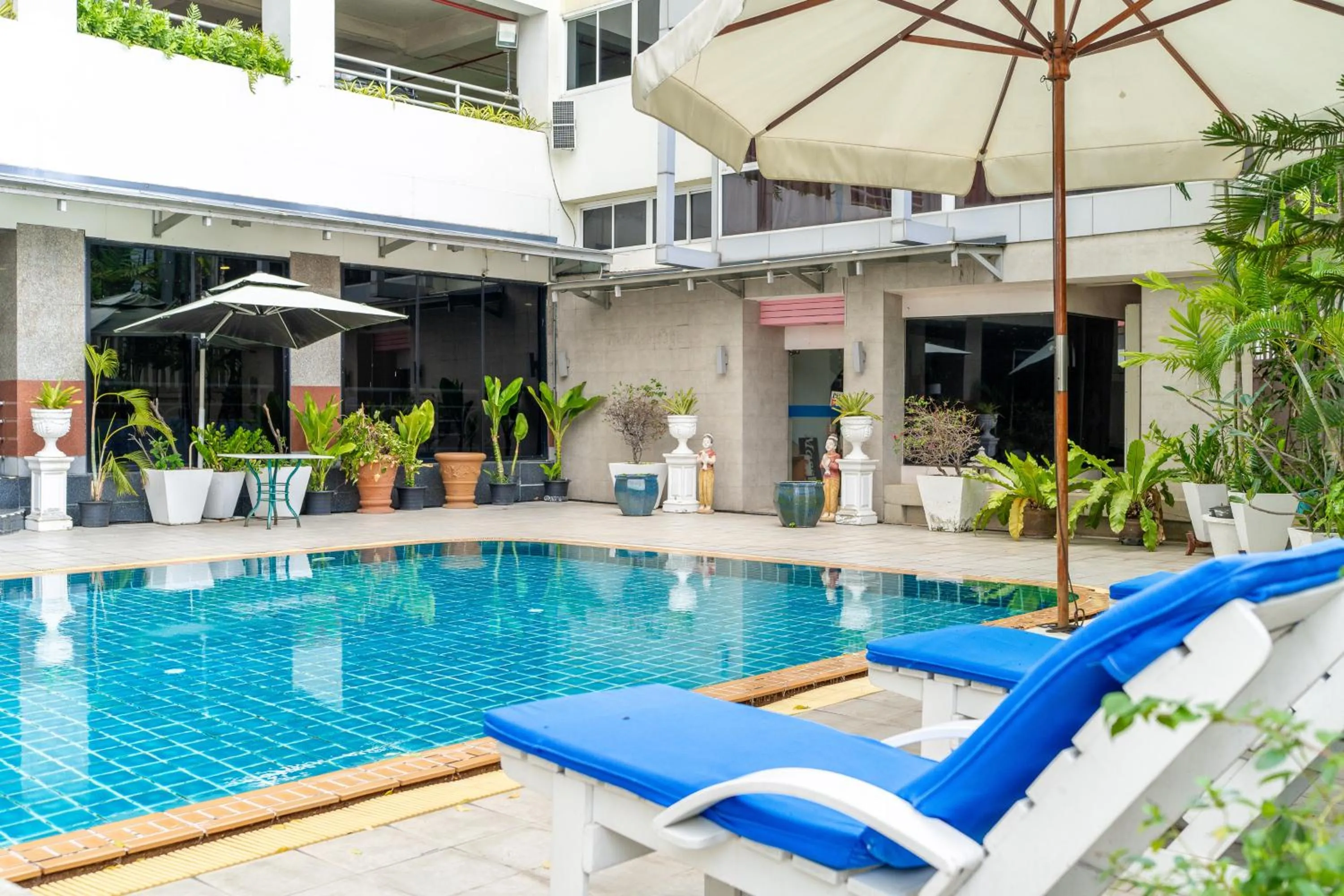 Swimming pool in Summit Pavilion Hotel