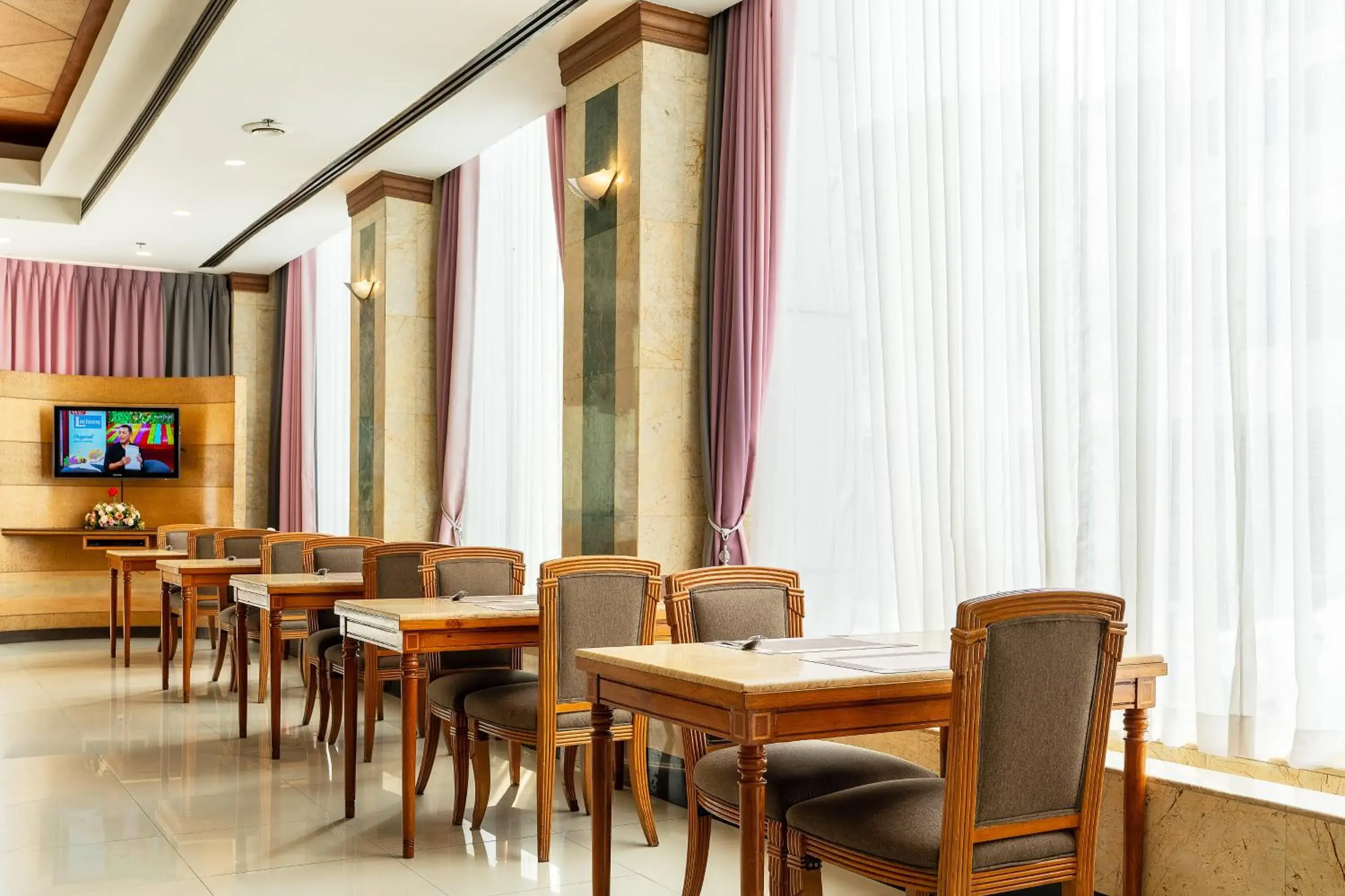 Restaurant/places to eat in Summit Pavilion Hotel Restaurant/places to eat in Summit Pavilion Hotel