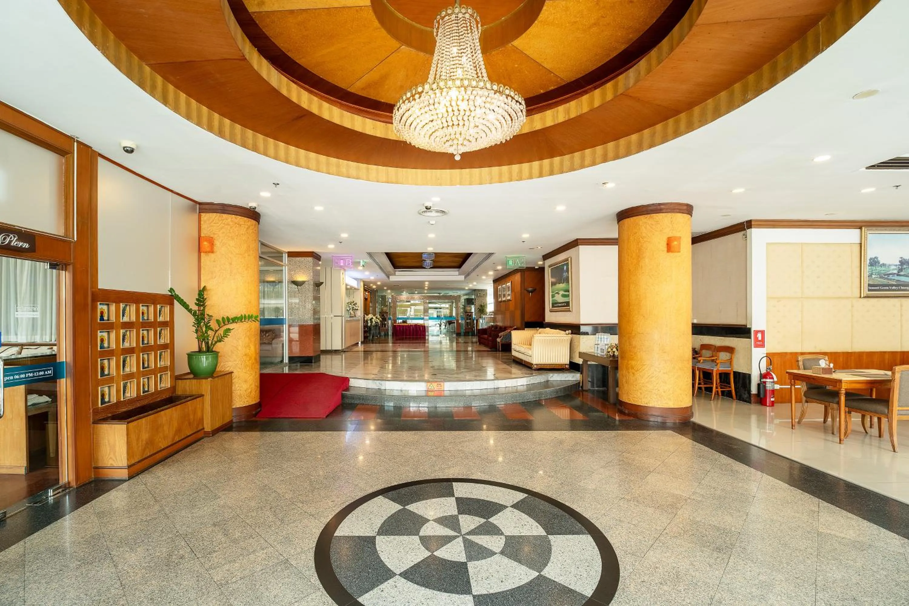 Lobby or reception in Summit Pavilion Hotel