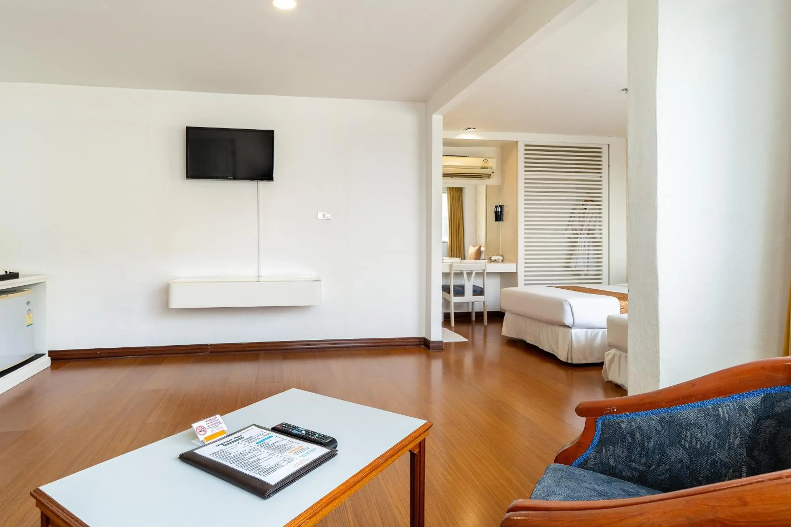 Communal lounge/ TV room, Bed in Summit Pavilion Hotel Communal lounge/ TV room, Bed in Summit Pavilion Hotel