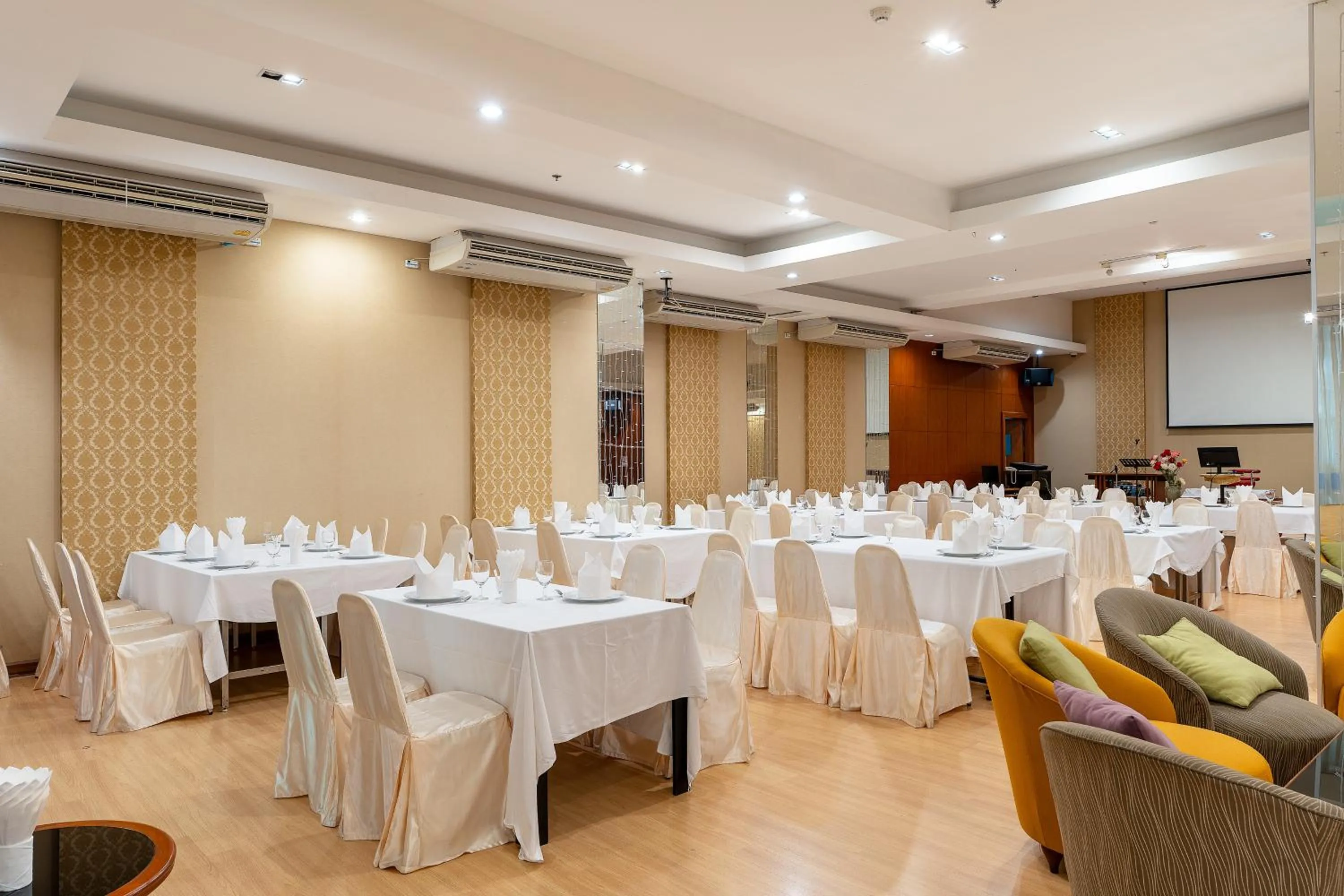 Meeting/conference room in Summit Pavilion Hotel