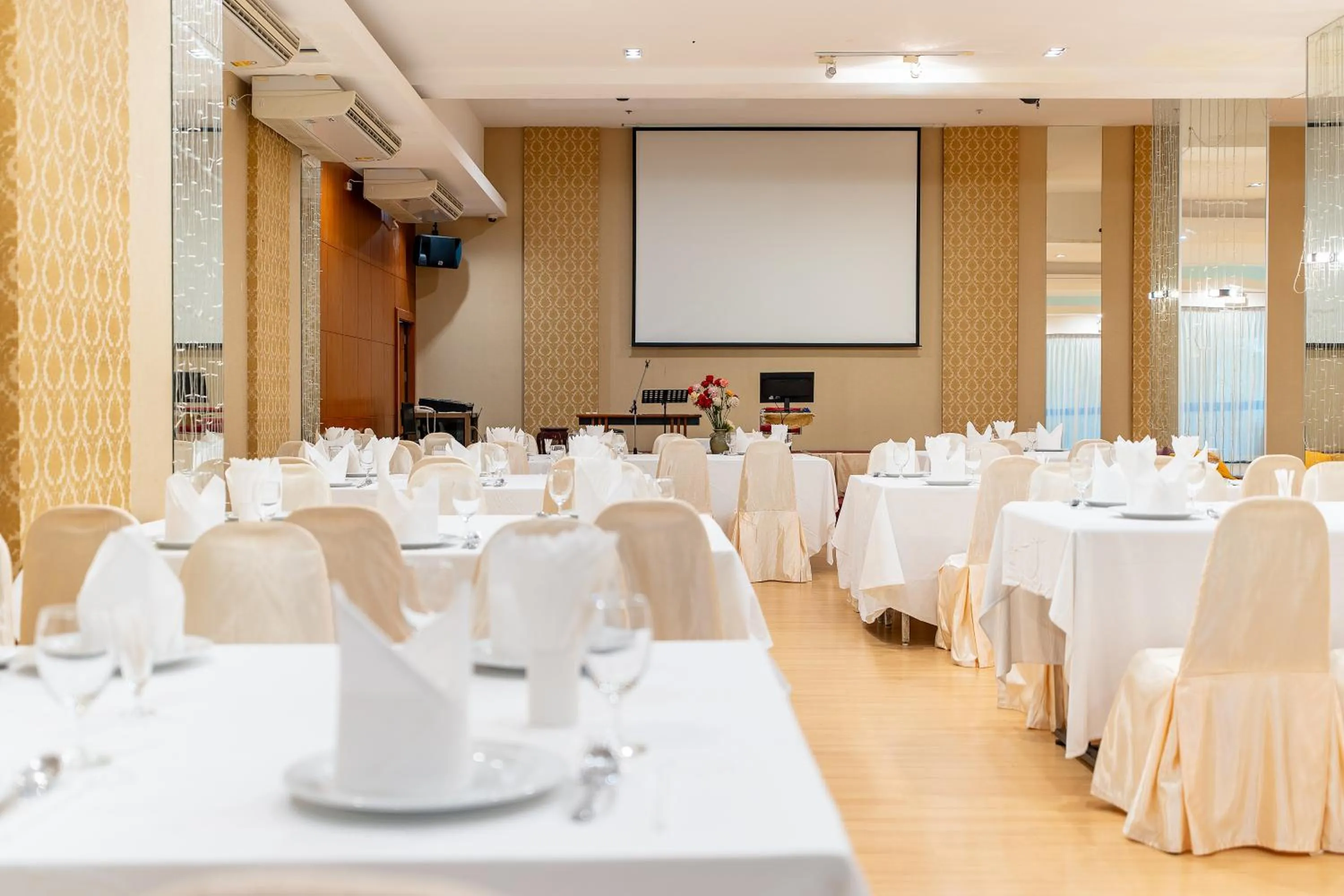 Meeting/conference room in Summit Pavilion Hotel