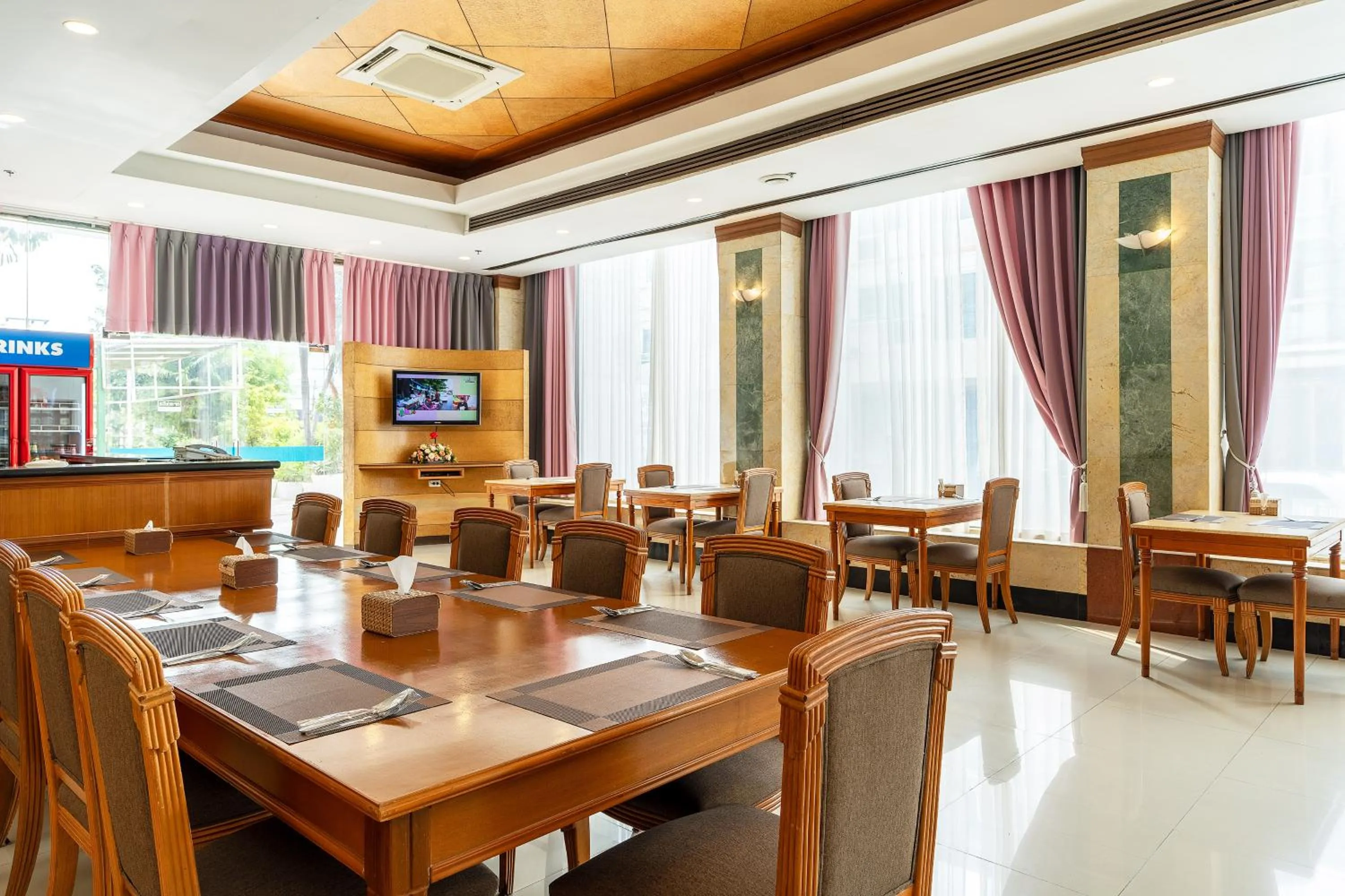 Restaurant/places to eat in Summit Pavilion Hotel