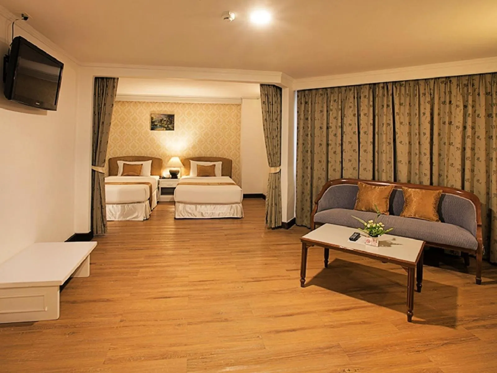 Communal lounge/ TV room in Summit Pavilion Hotel