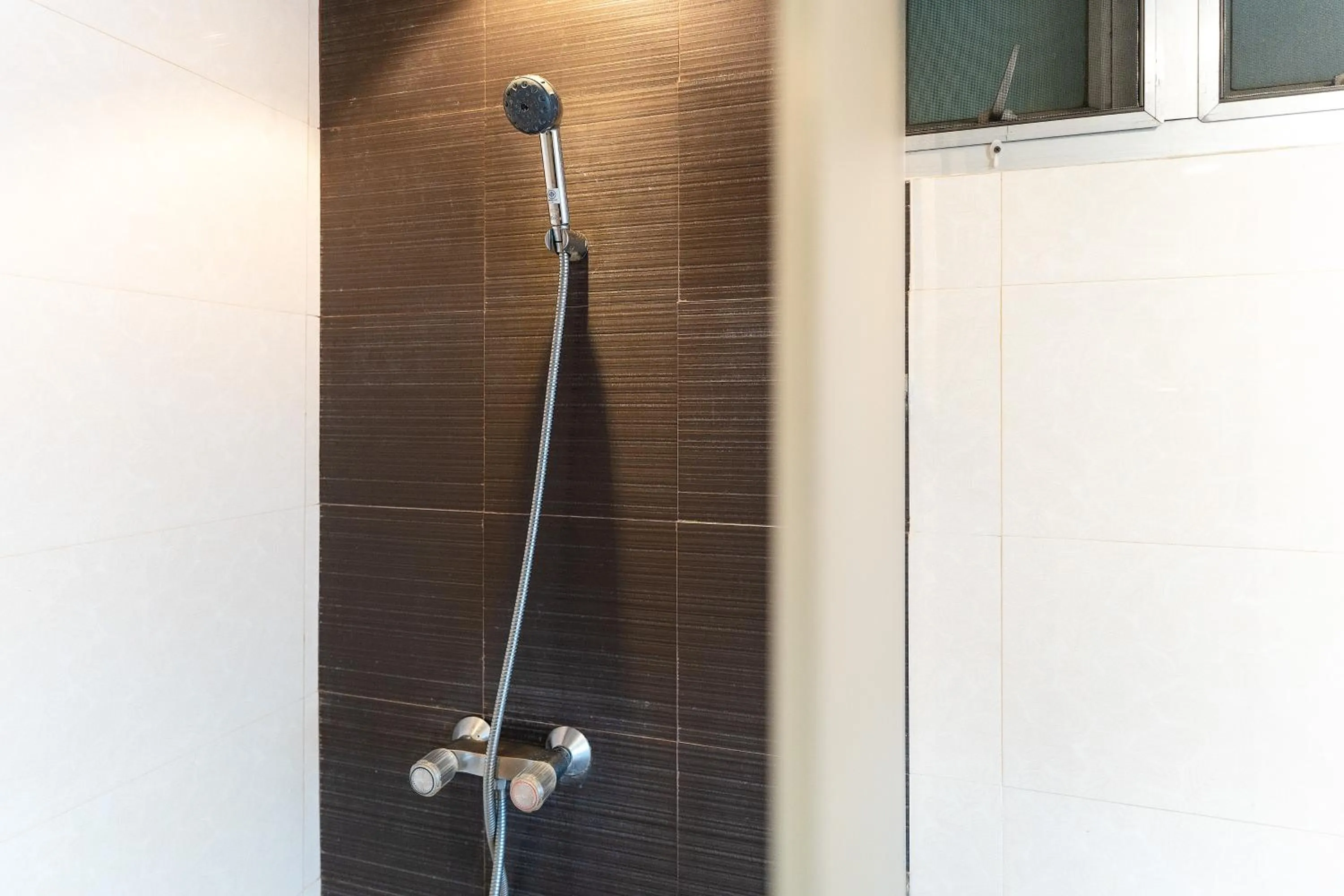 Shower in Summit Pavilion Hotel