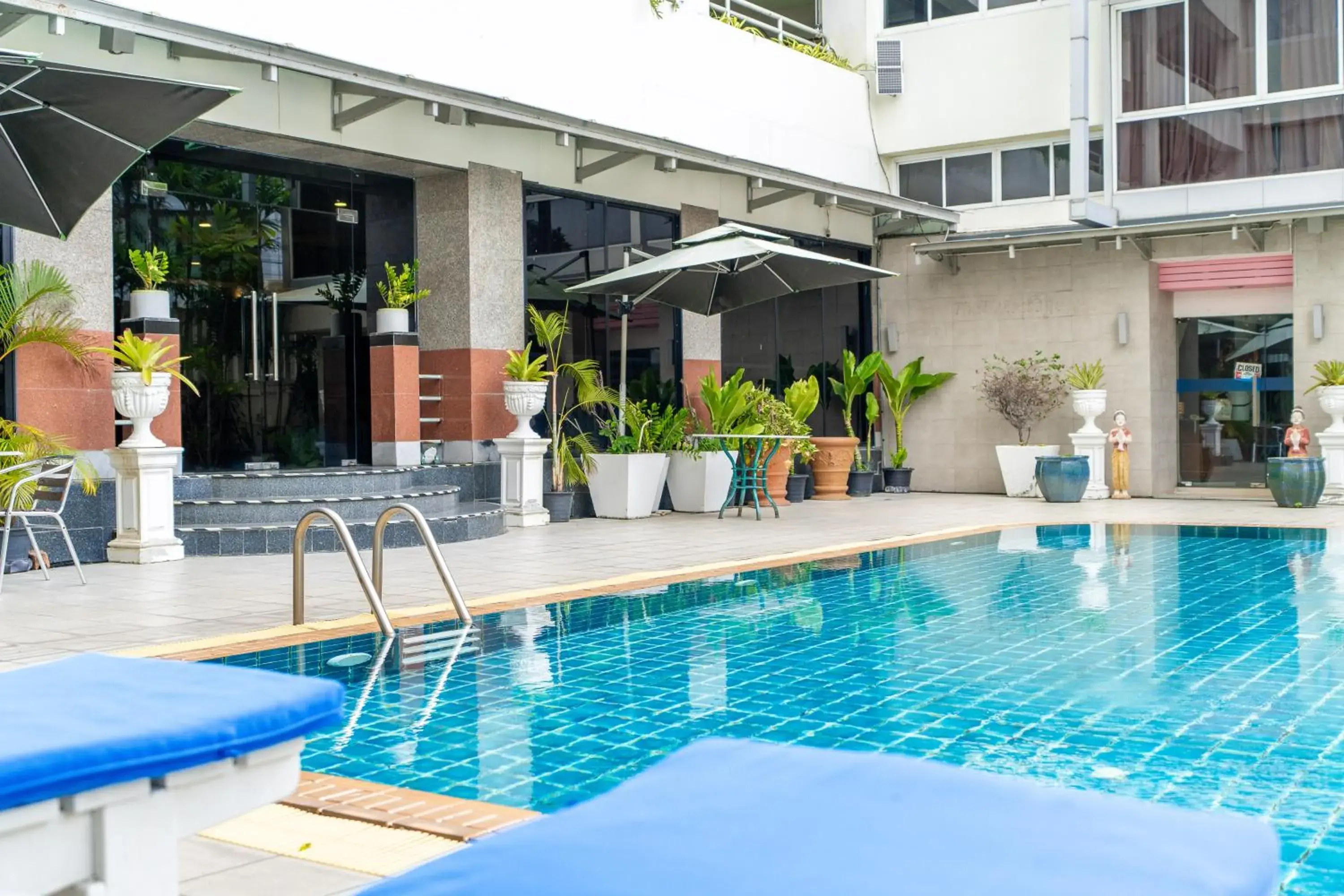 Swimming pool in Summit Pavilion Hotel Swimming pool in Summit Pavilion Hotel