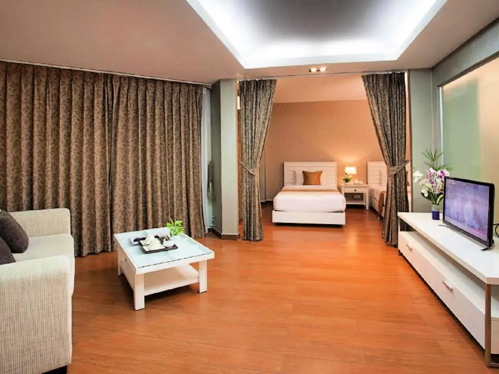 Photo of the whole room, Bed in Summit Pavilion Hotel Photo of the whole room, Bed in Summit Pavilion Hotel