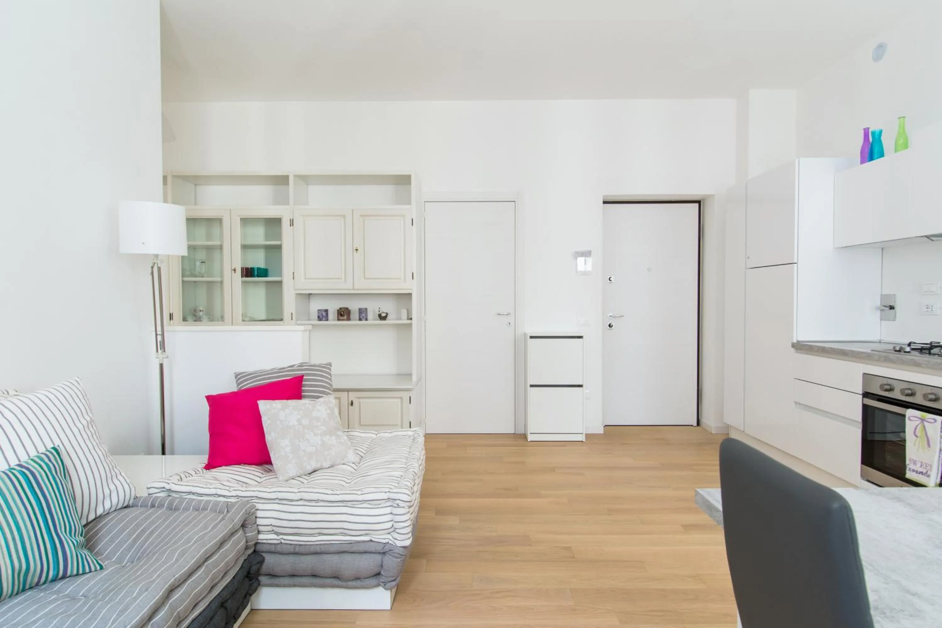GuestHost - Belvedere White Flat