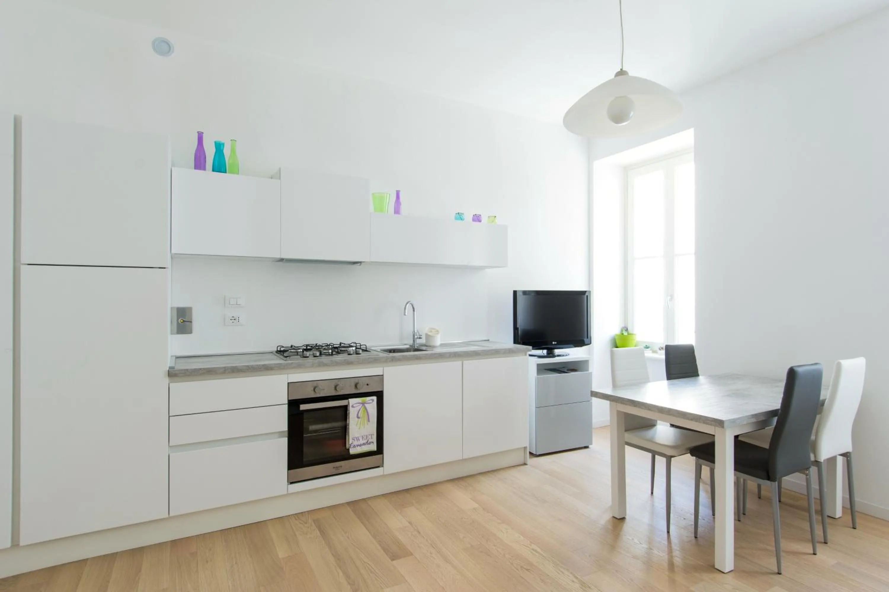 GuestHost - Belvedere White Flat