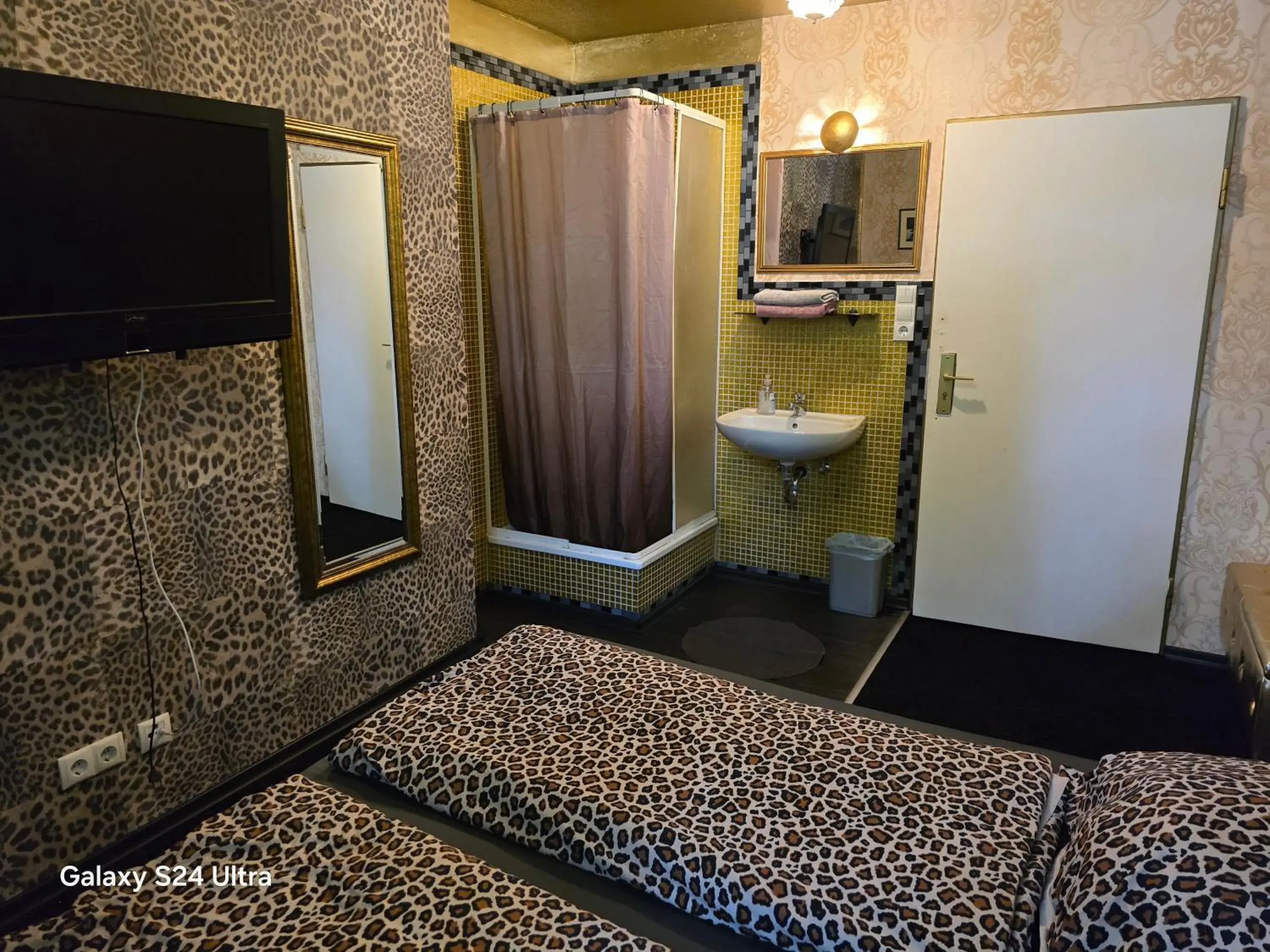 Double Room with Shower in Hostel Kiezbude Double Room with Shower in Hostel Kiezbude