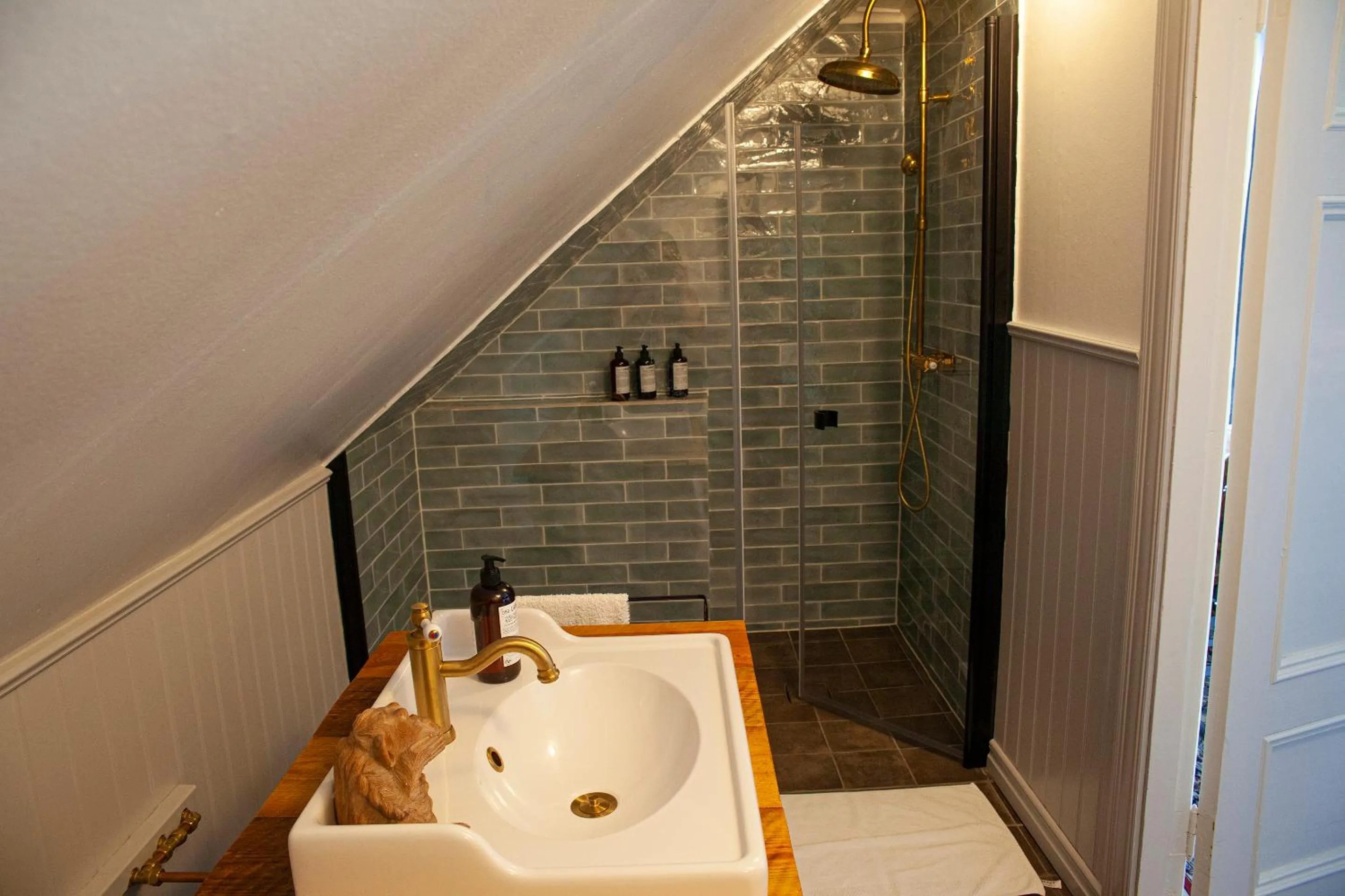 Shower in Three Pheasants Boutique Bed and Breakfast