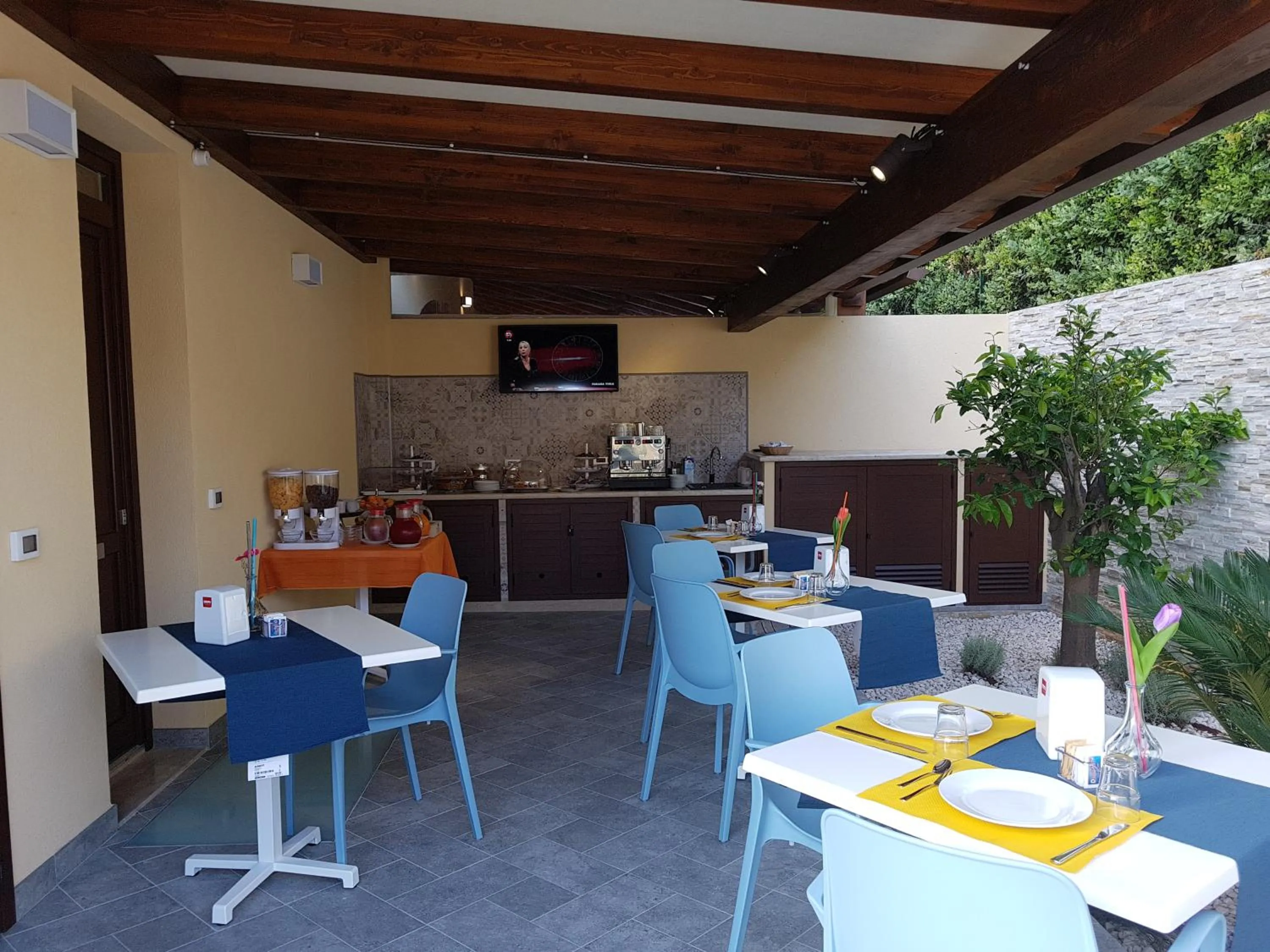 Buffet breakfast in B&B Aloe Comfort Rooms