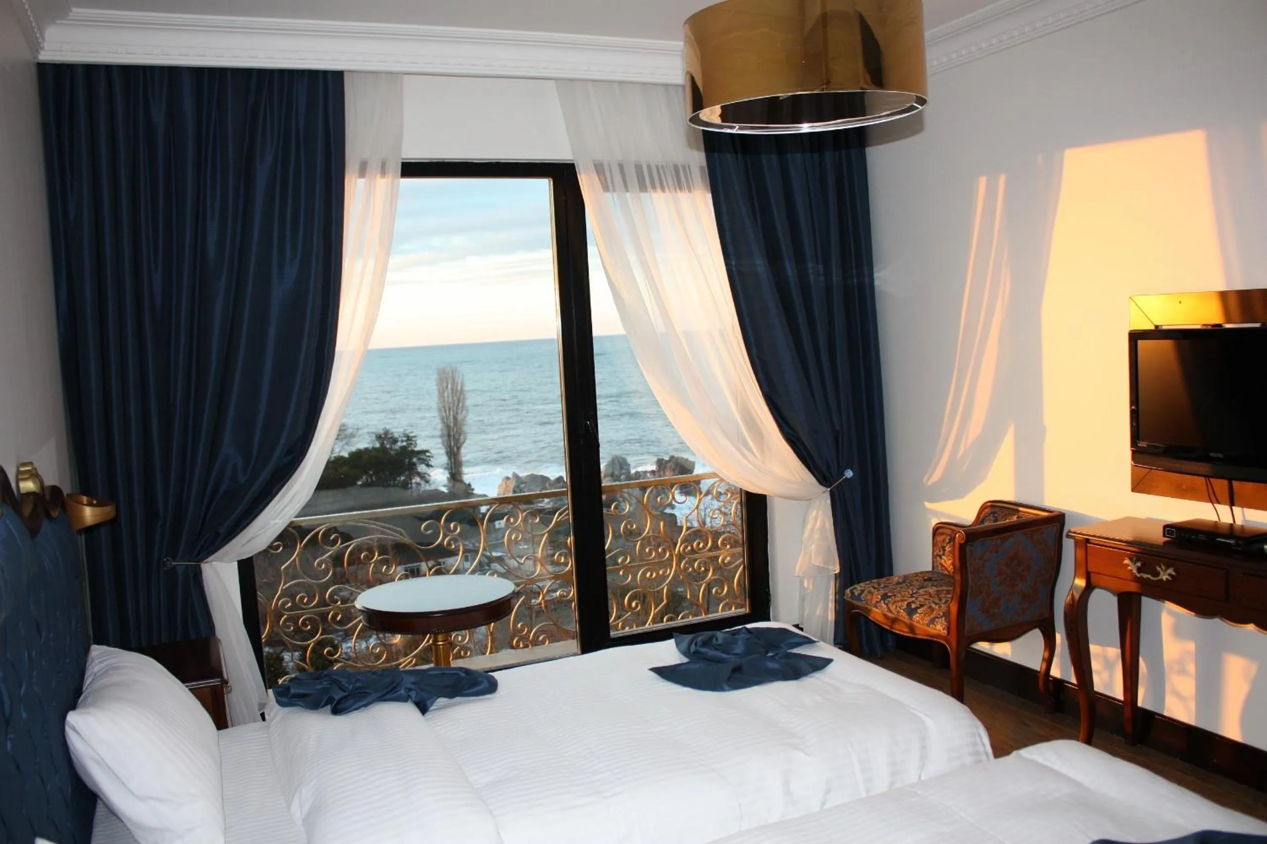 Photo of the whole room, Bed in Bab-i Zer Hotel