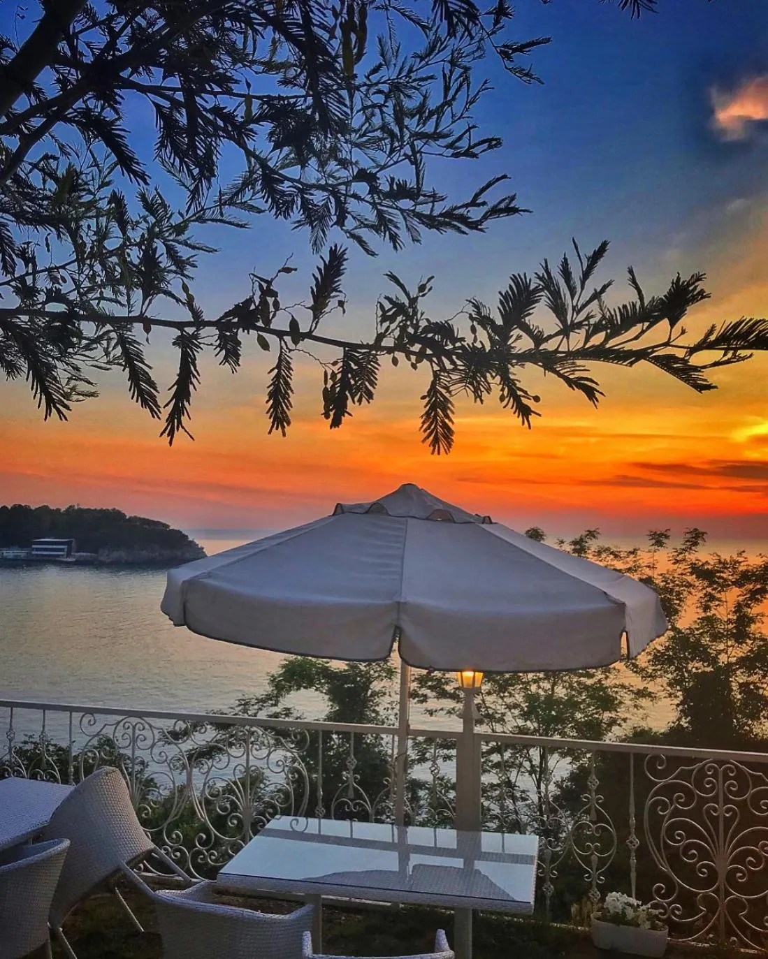 Restaurant/places to eat in Bab-i Zer Hotel