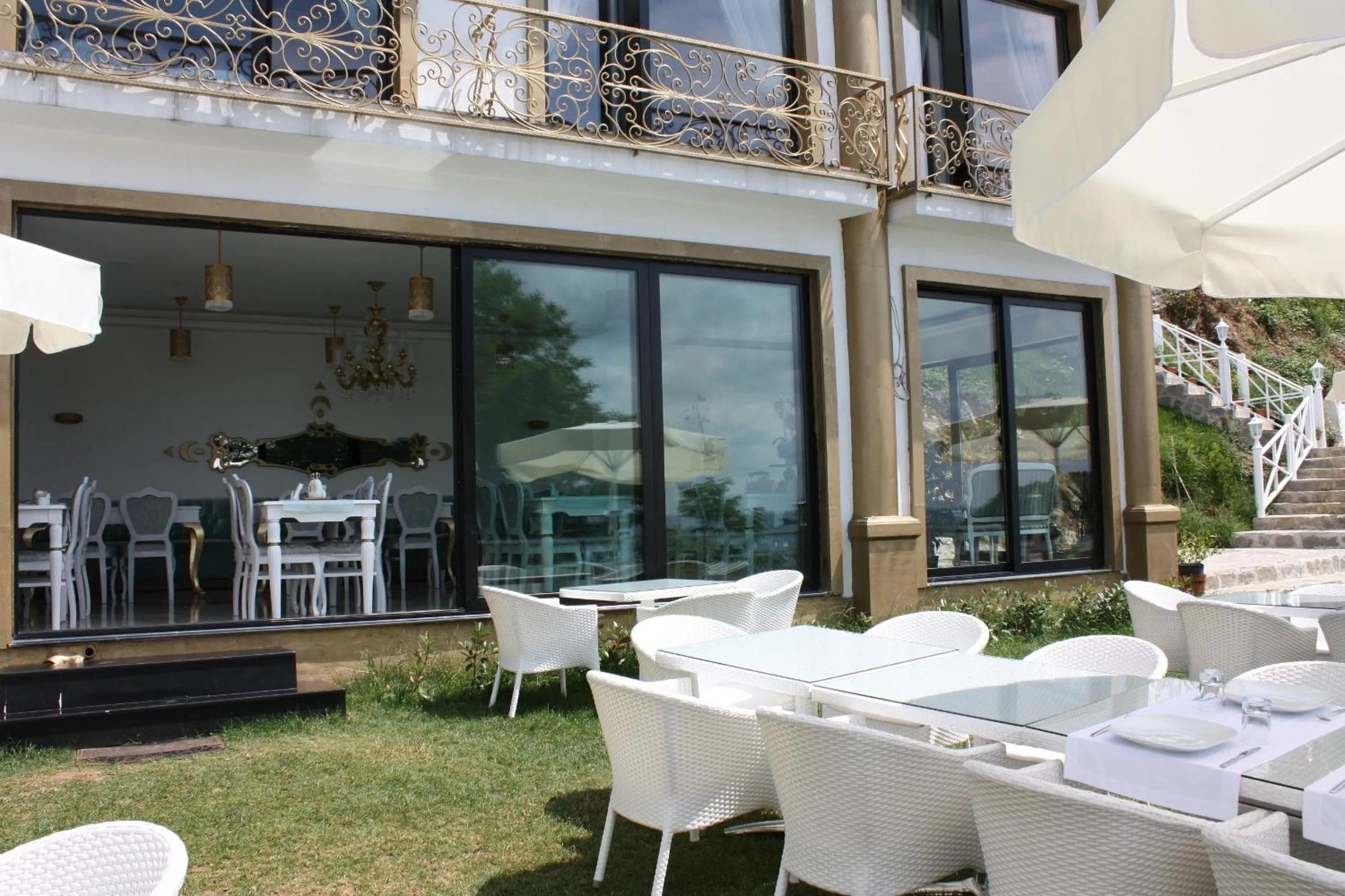 Restaurant/places to eat in Bab-i Zer Hotel