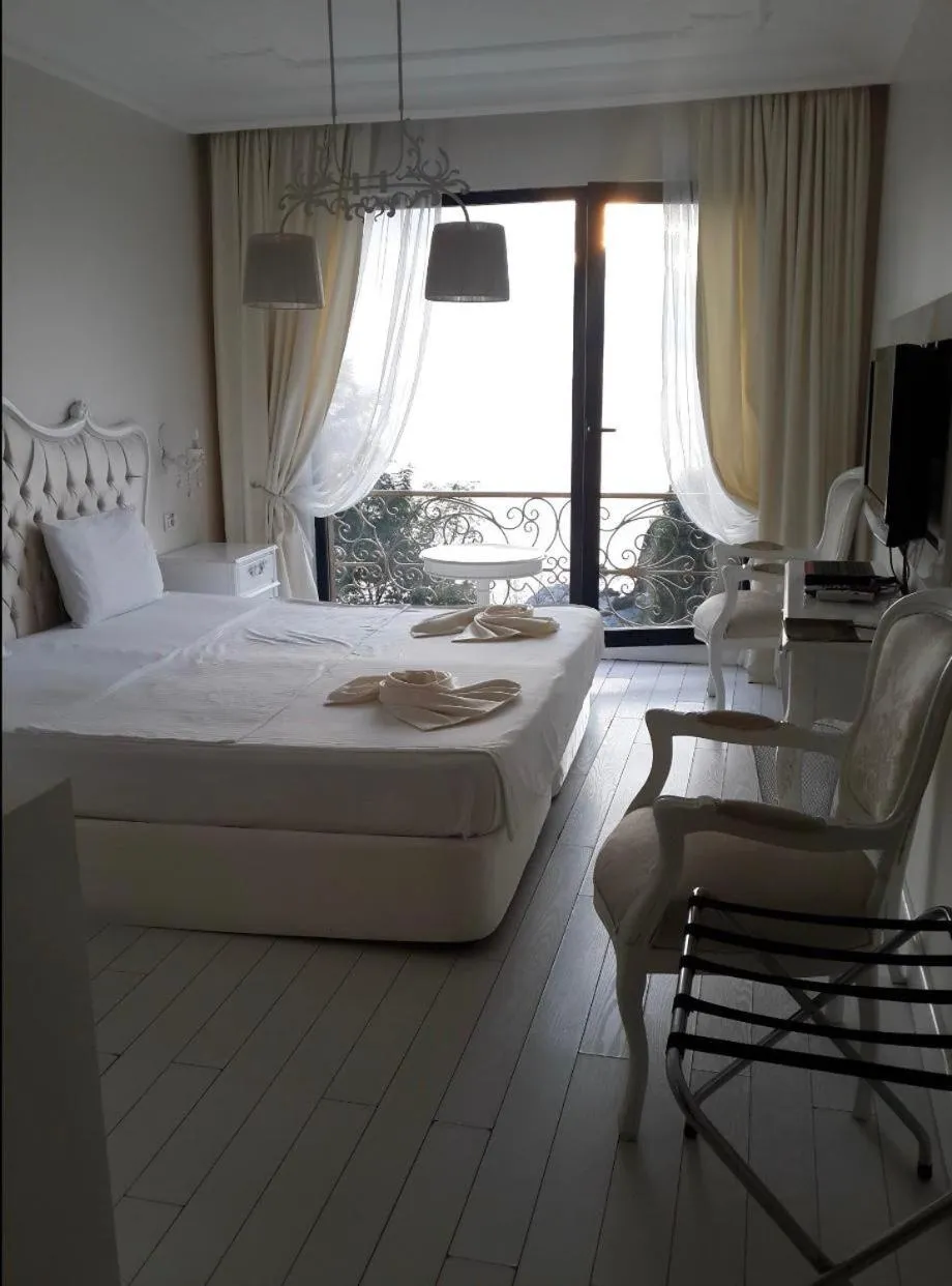 Bed in Bab-i Zer Hotel