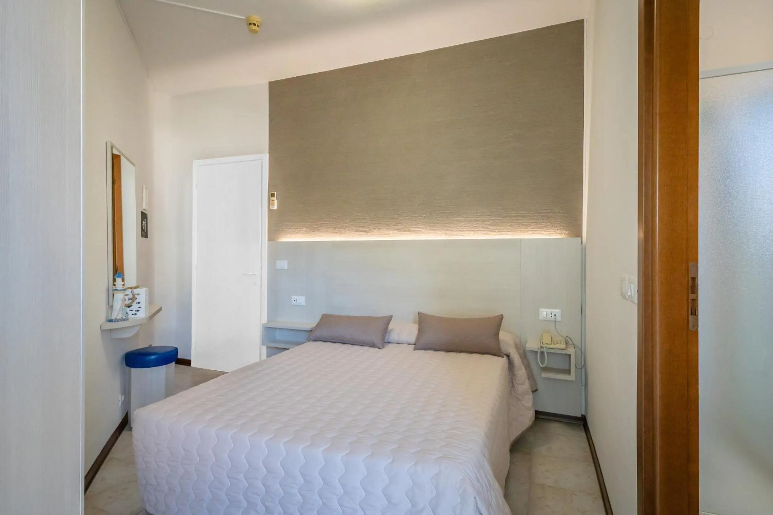 Photo of the whole room in Hotel Marisa