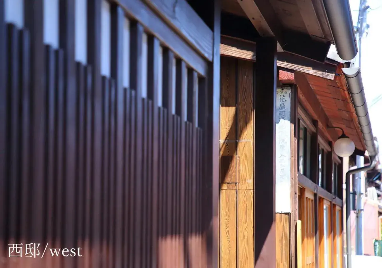 Facade/entrance in Houka Facade/entrance in Houka