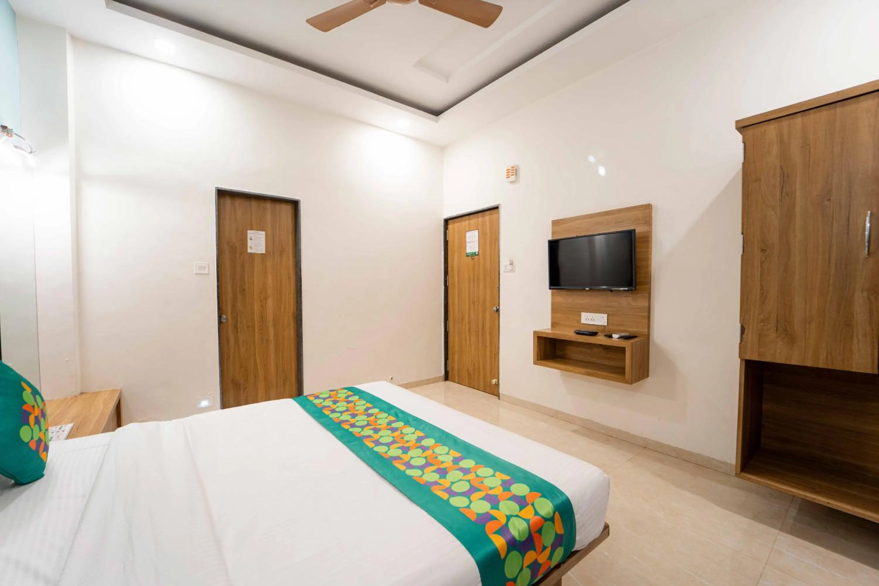 Bedroom, Bed in Treebo Winter Town Venna Lake