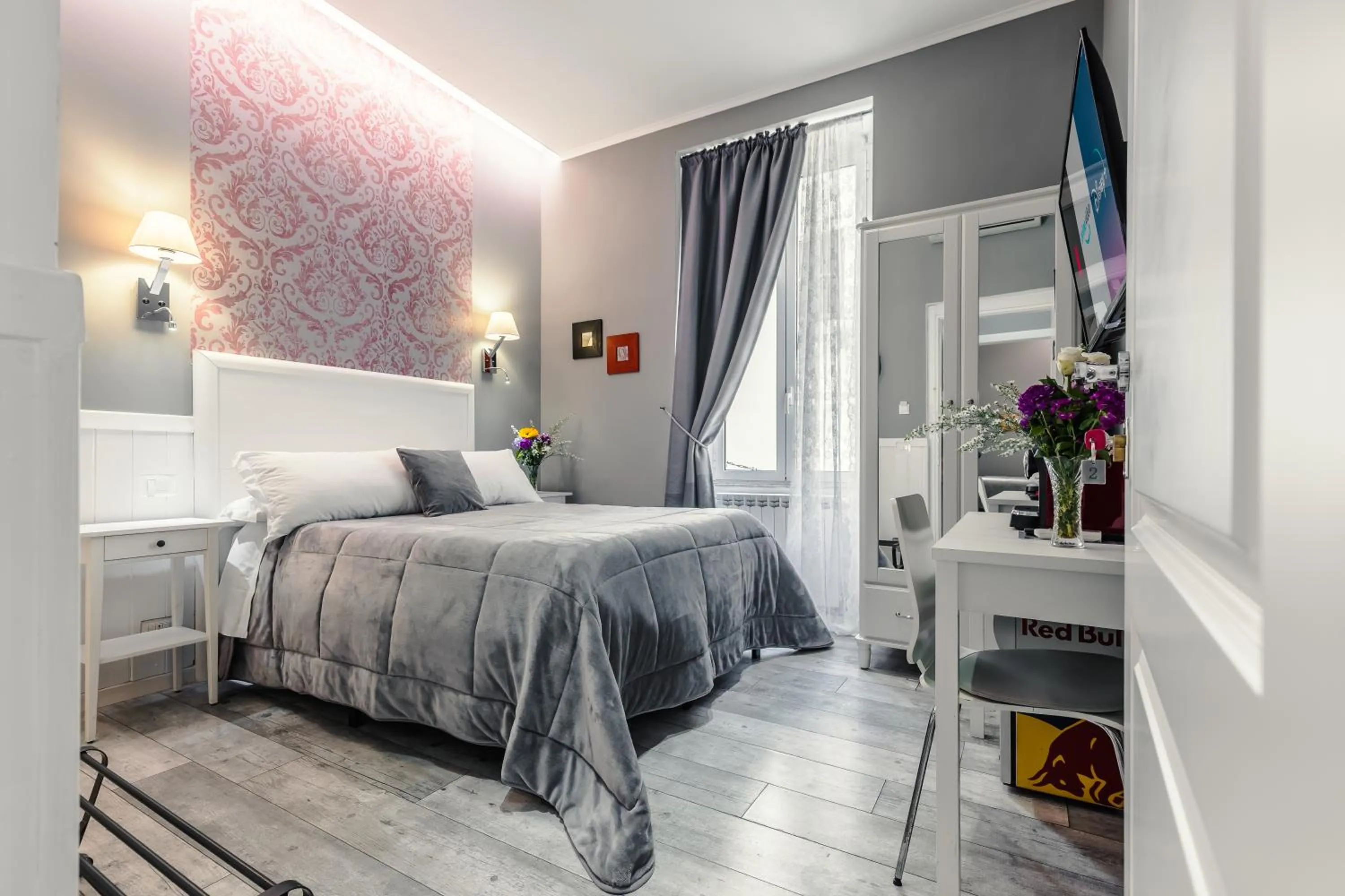 Photo of the whole room, Bed in Bed And Best