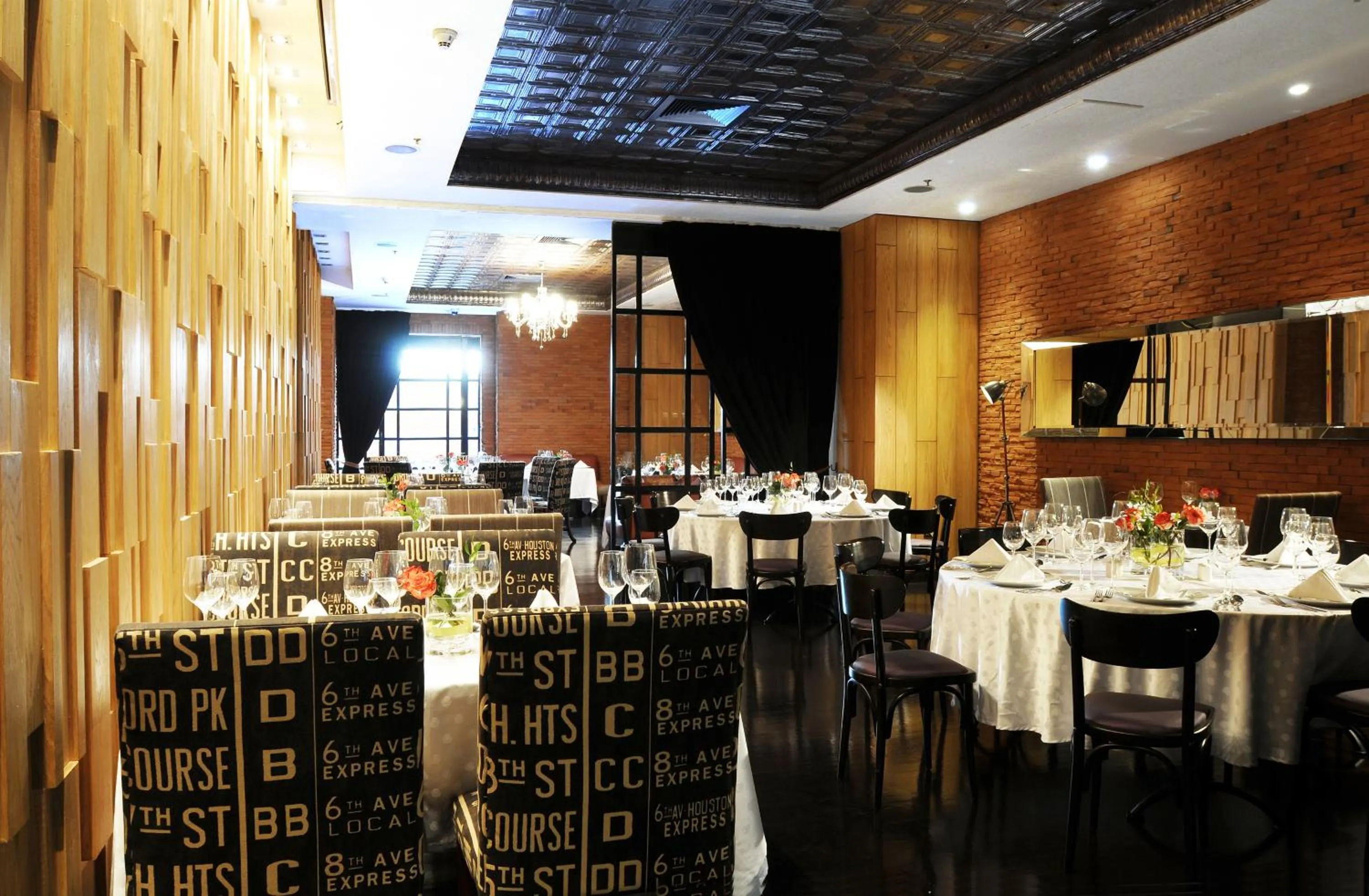 Restaurant/Places to Eat in Radisson Ciudad Empresarial Santiago