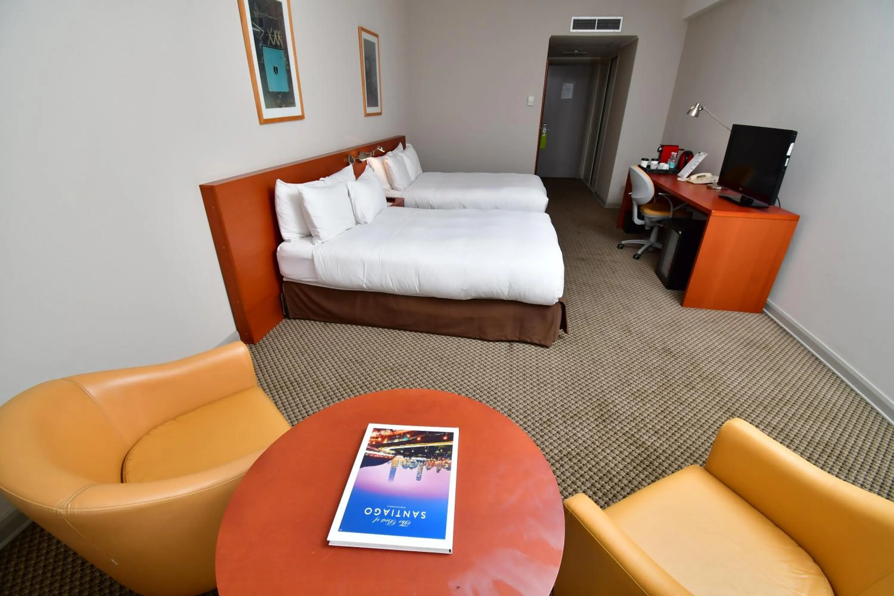 Photo of the whole room, Seating Area in Radisson Ciudad Empresarial Santiago