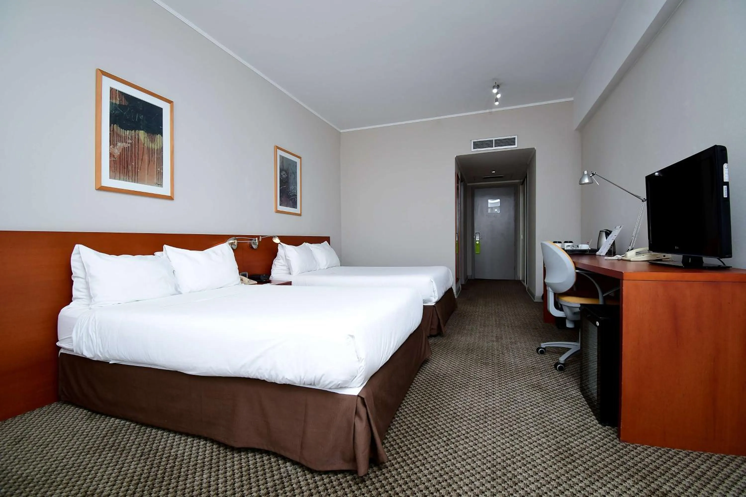 Photo of the whole room, TV/Entertainment Center in Radisson Ciudad Empresarial Santiago