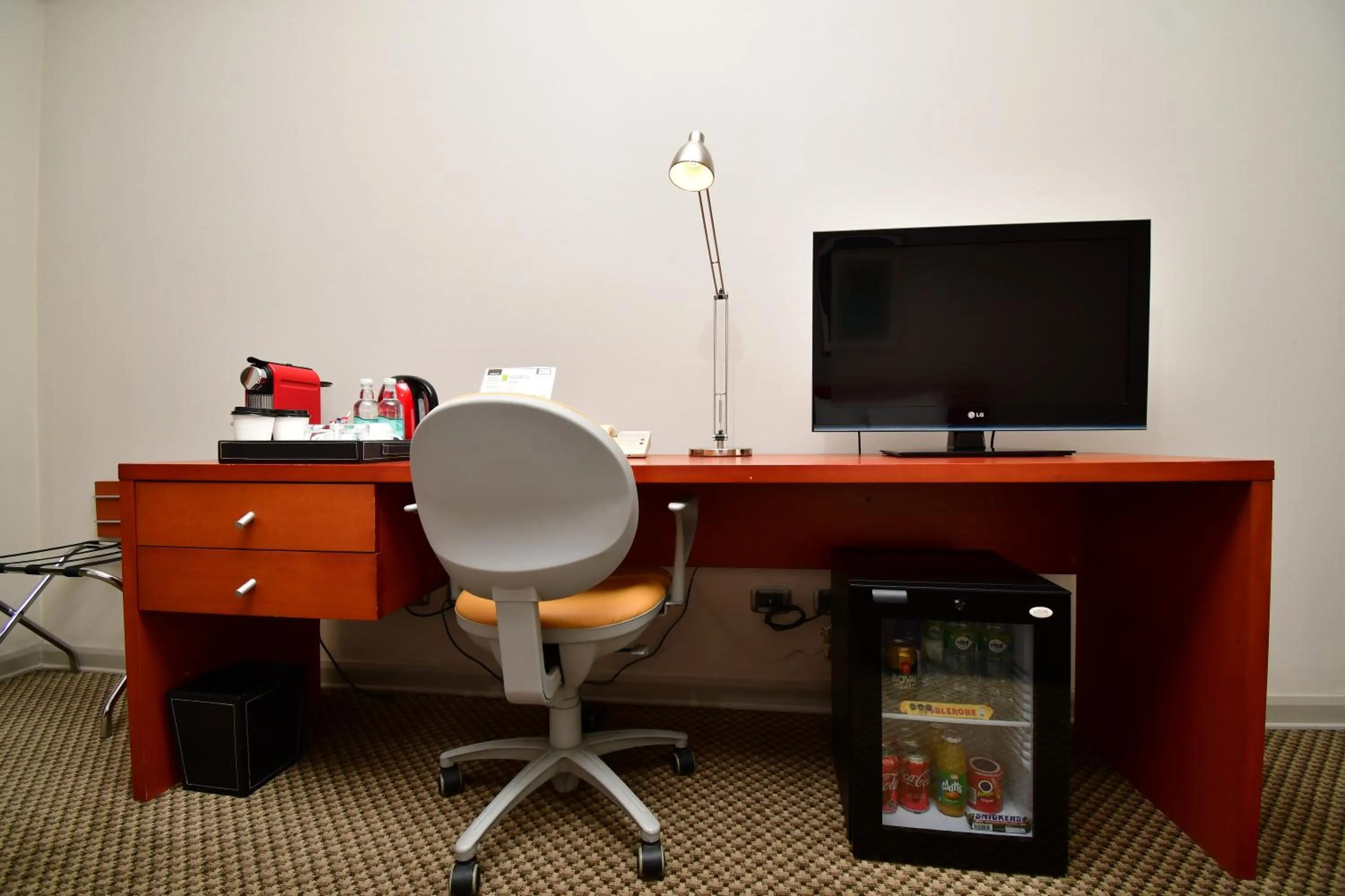 Coffee/tea facilities, TV/Entertainment Center in Radisson Ciudad Empresarial Santiago